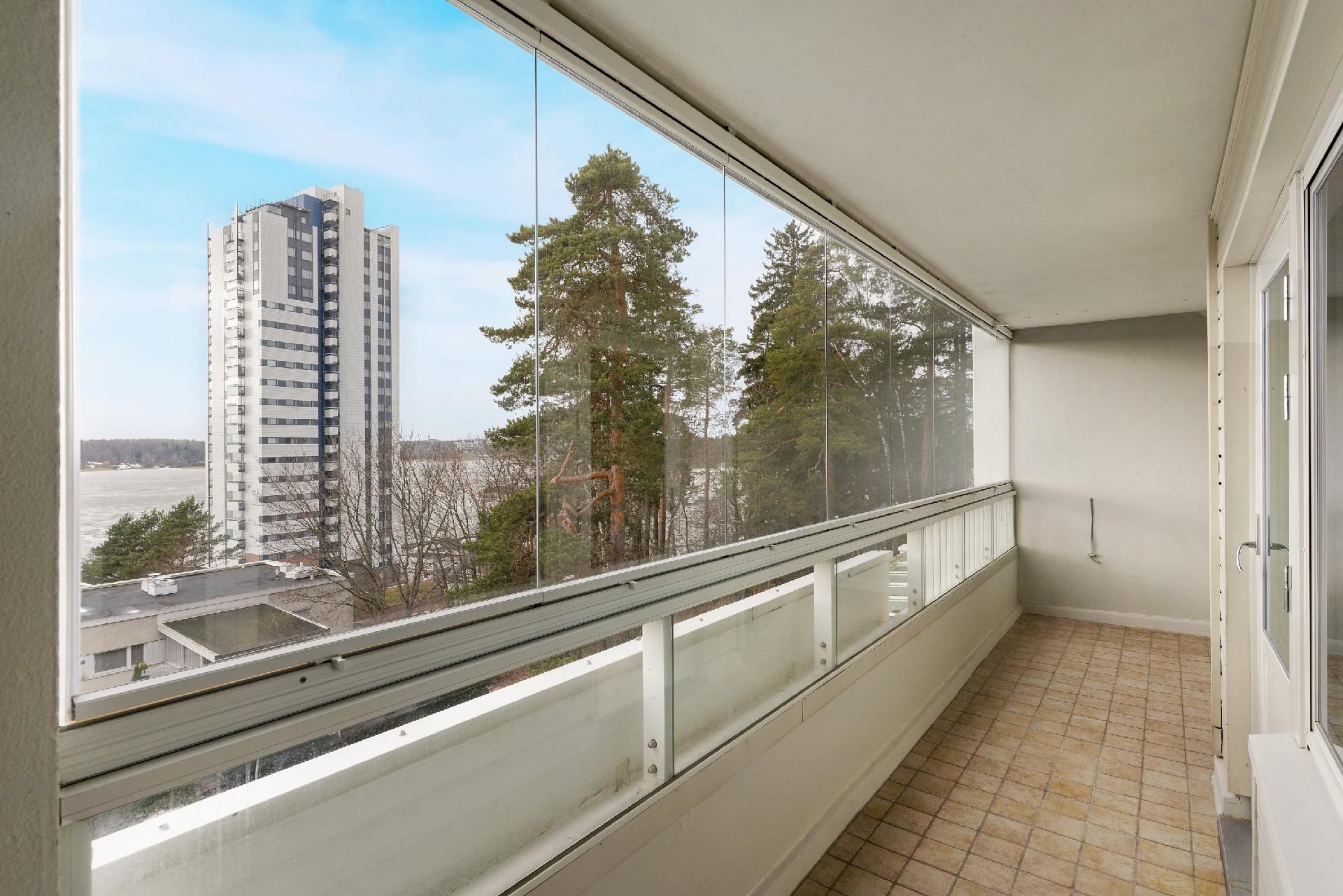 Parveke on asunnon levyinen