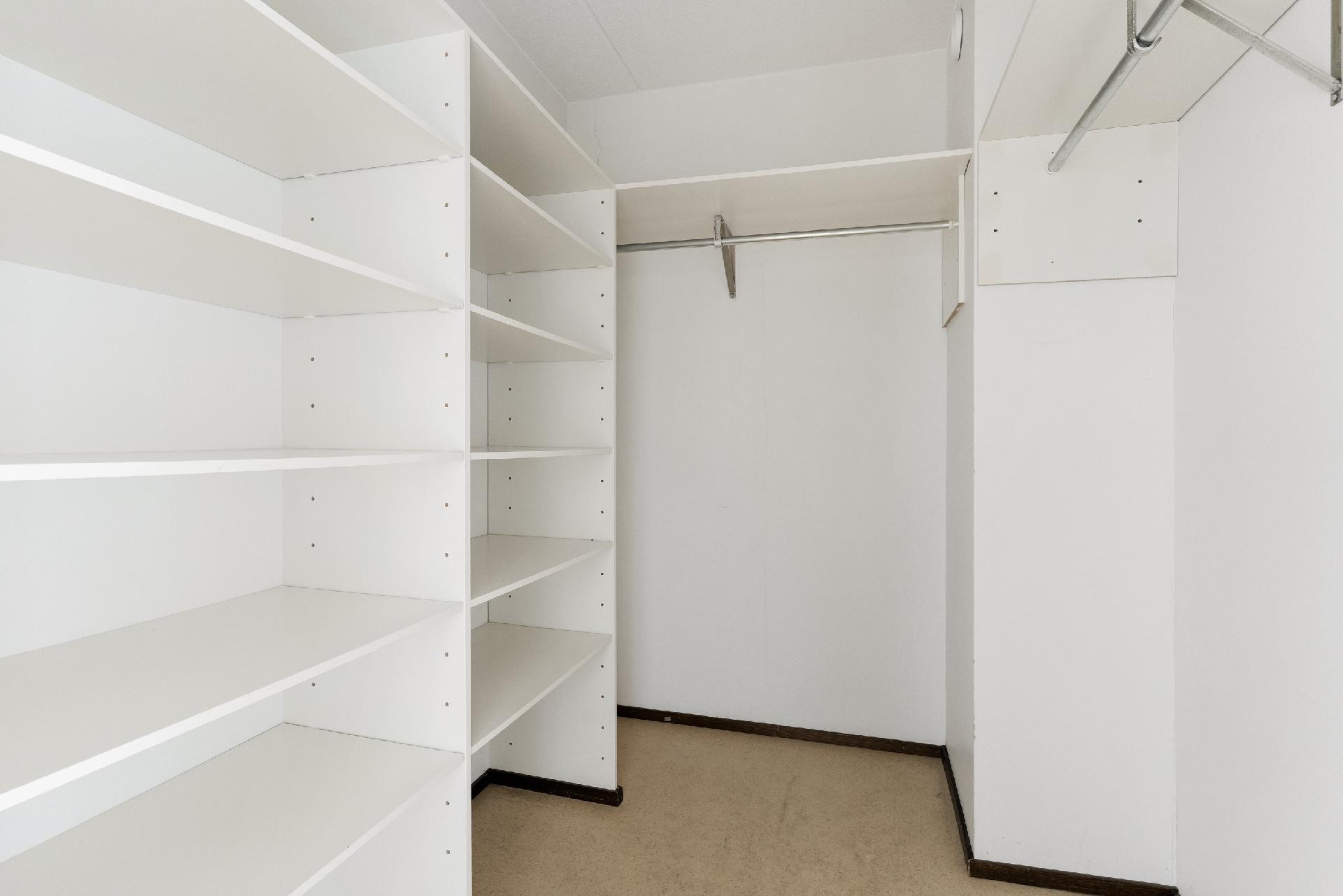 Todella suuri vaatehuone