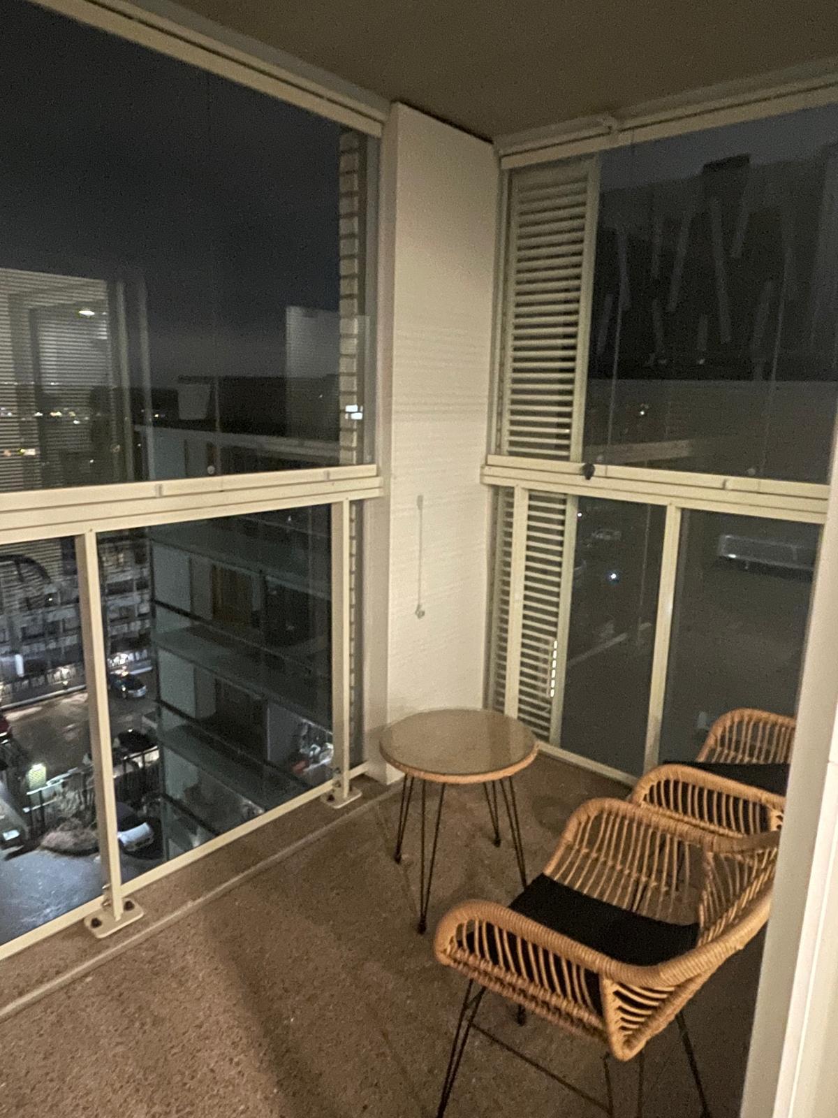 Parveke saunan ja kerhotilan yhteydessä