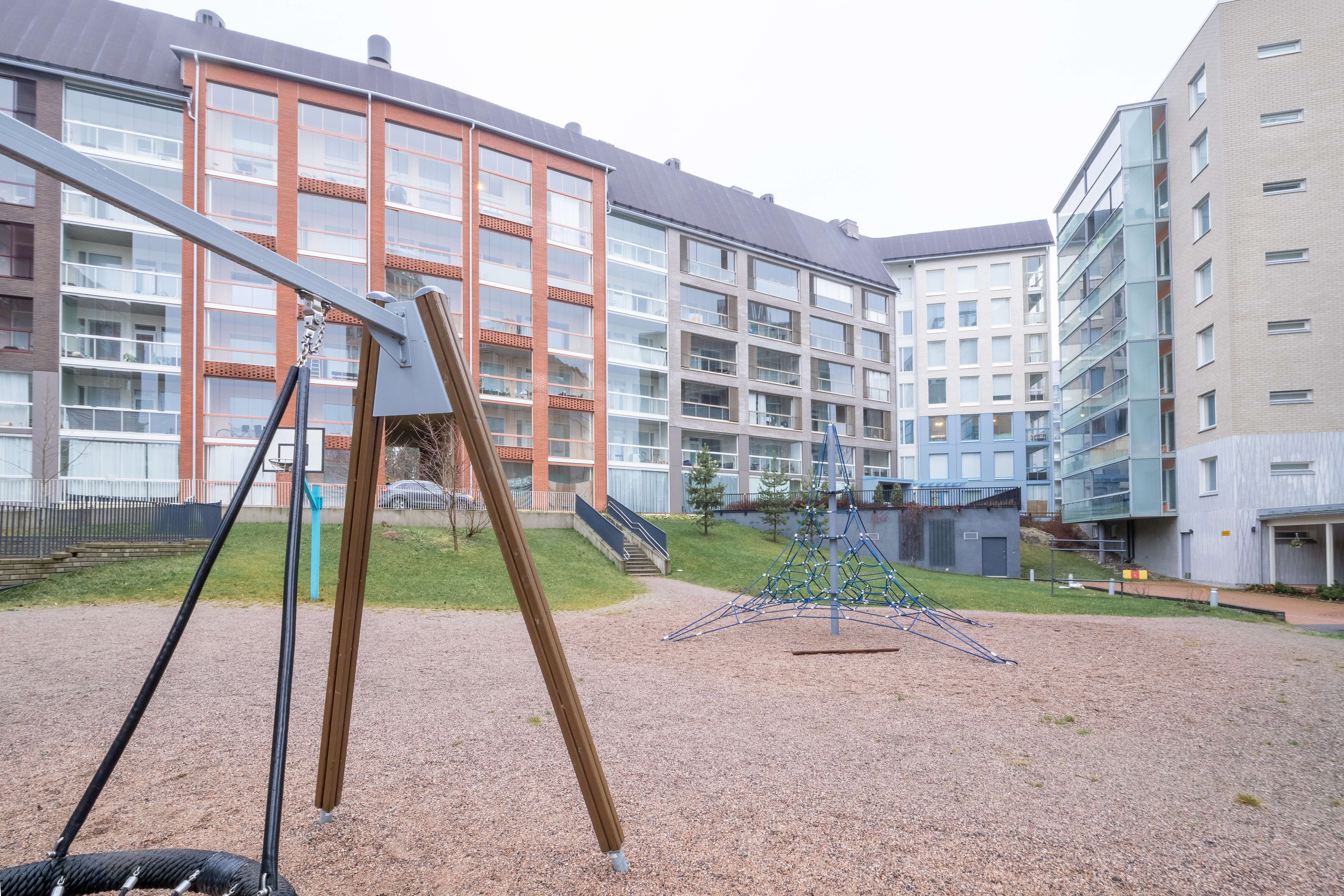 Leikkipaikka taloyhtiön pihalla