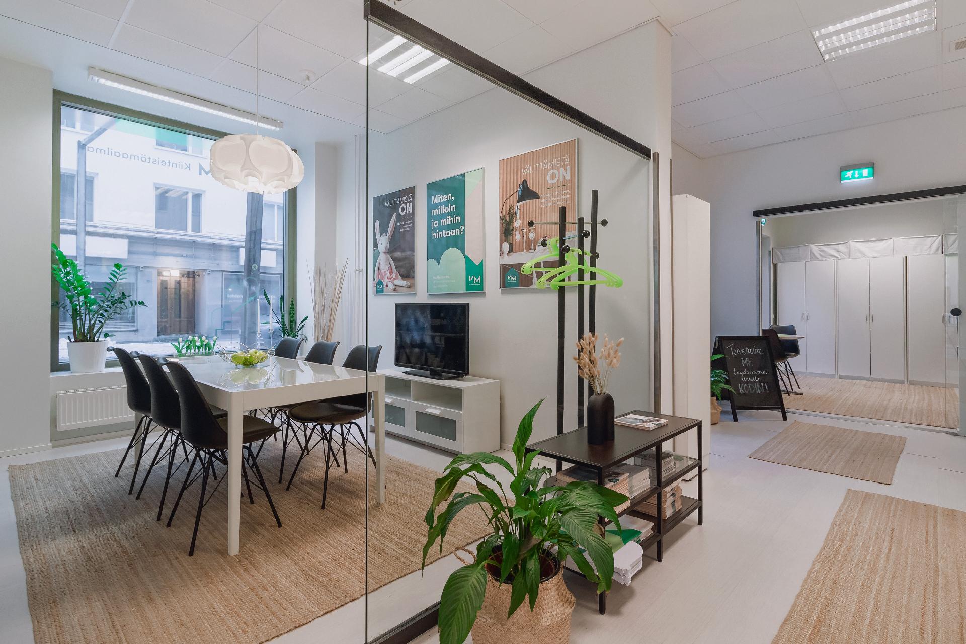 Erillinen neuvotteluhuone lasiseinällä.
