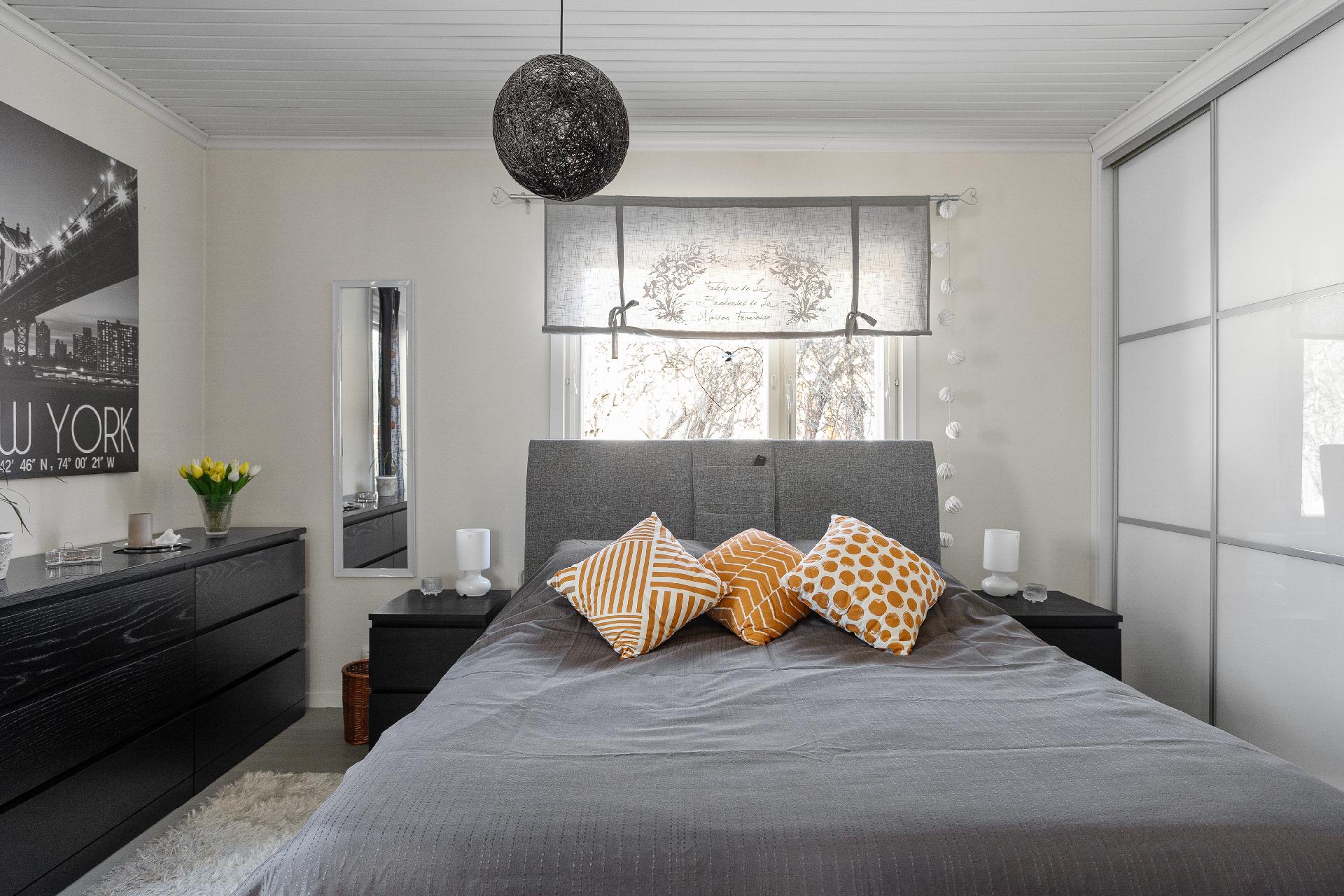 Alakerran makuuhuone