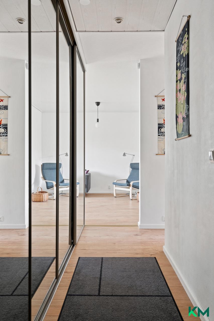 eteisessä tilava liukuovikaapisto