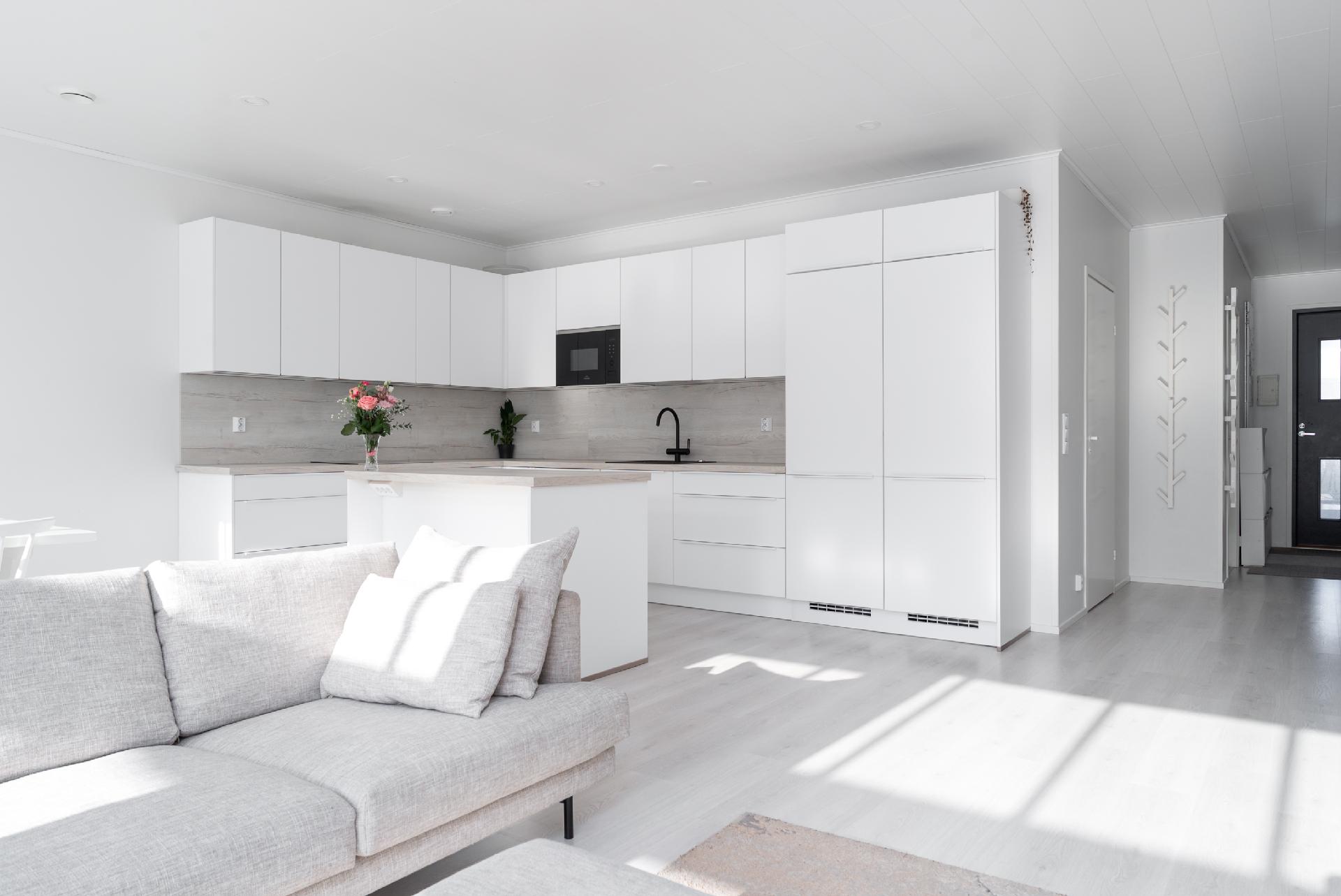 Keittiössä hyvin lasku- ja kaappitilaa