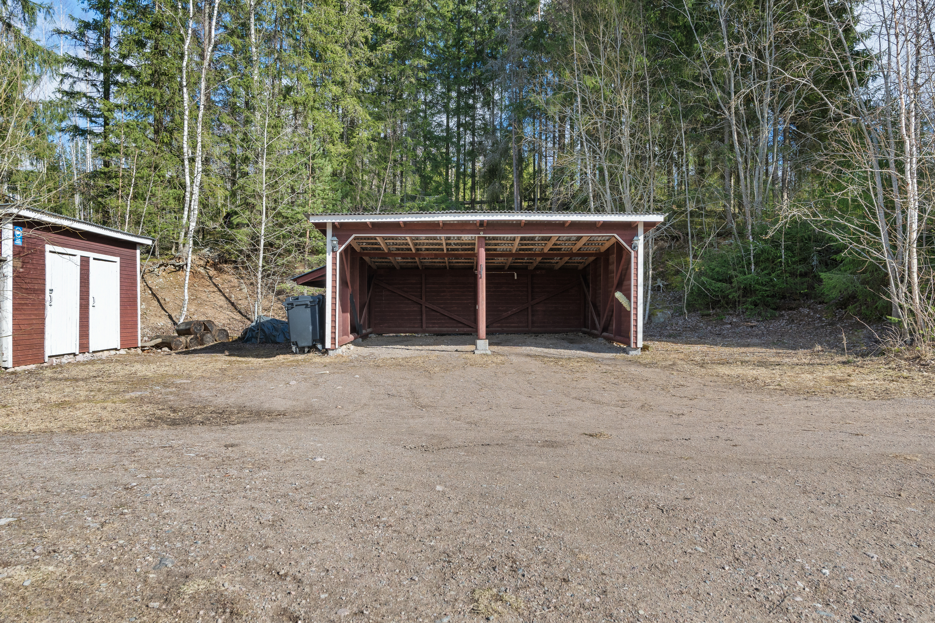 Autokatos, vieressä varastotiloja