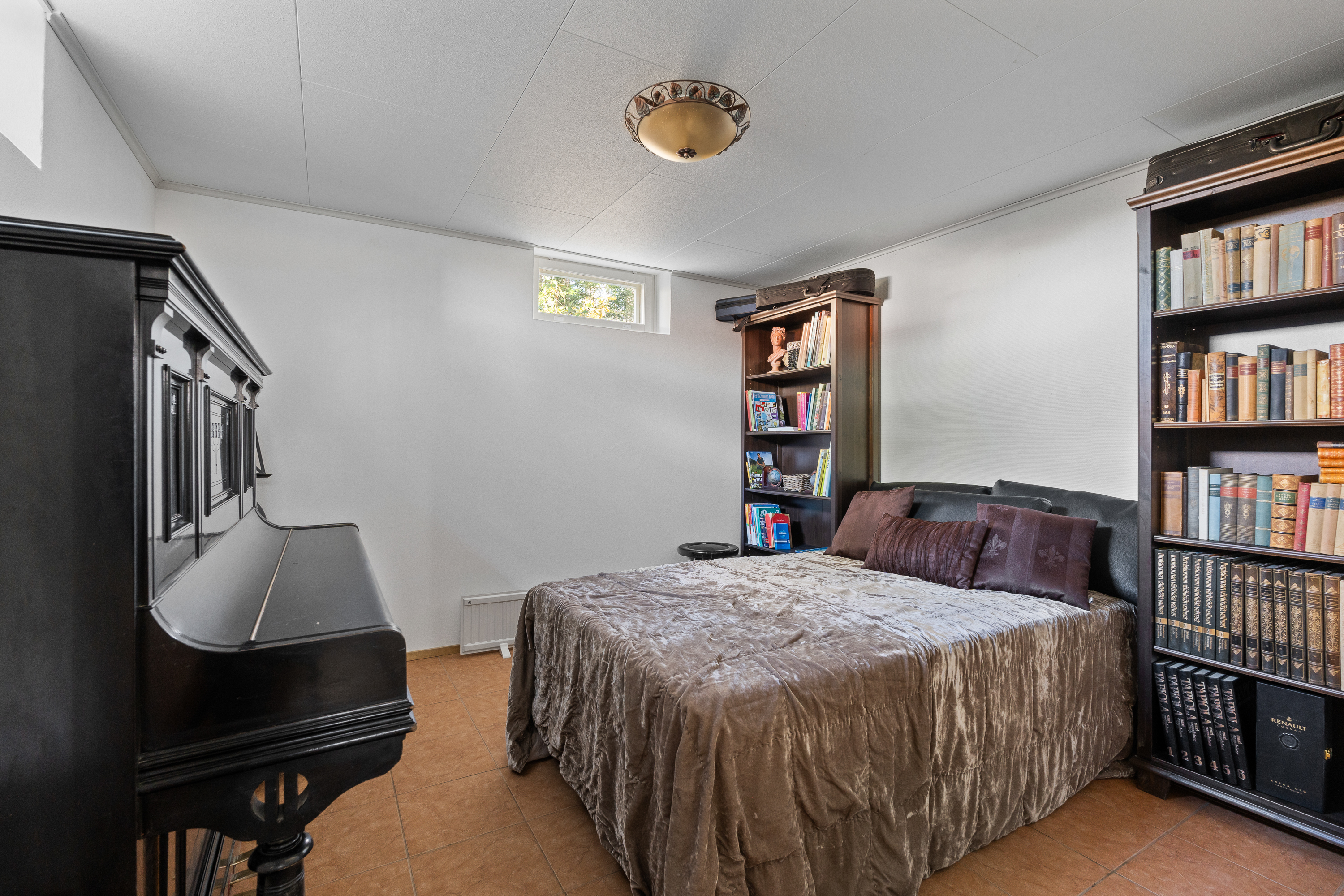 Huone kellarikerroksessa