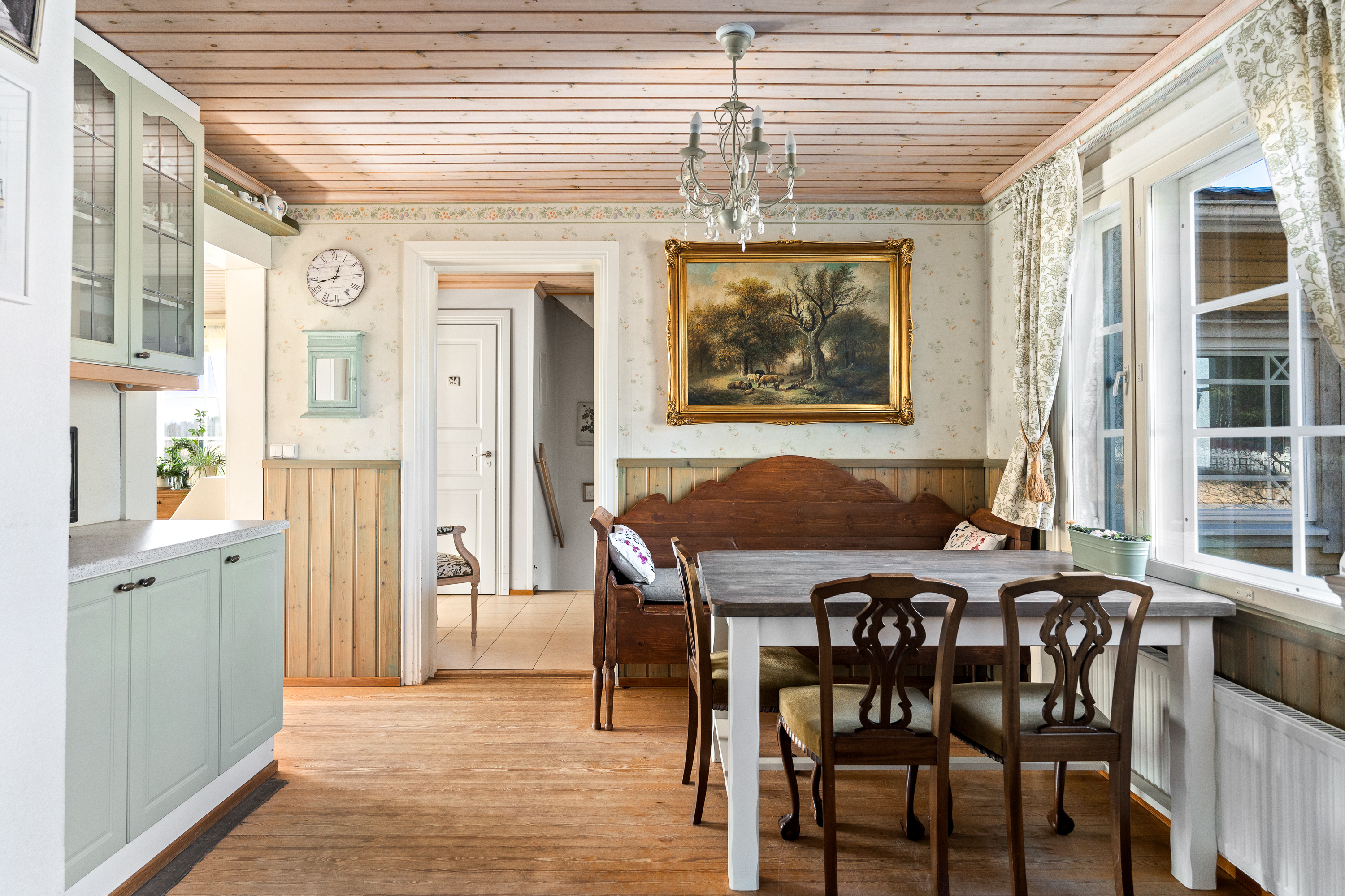 Näkymä keittiöstä aulaan