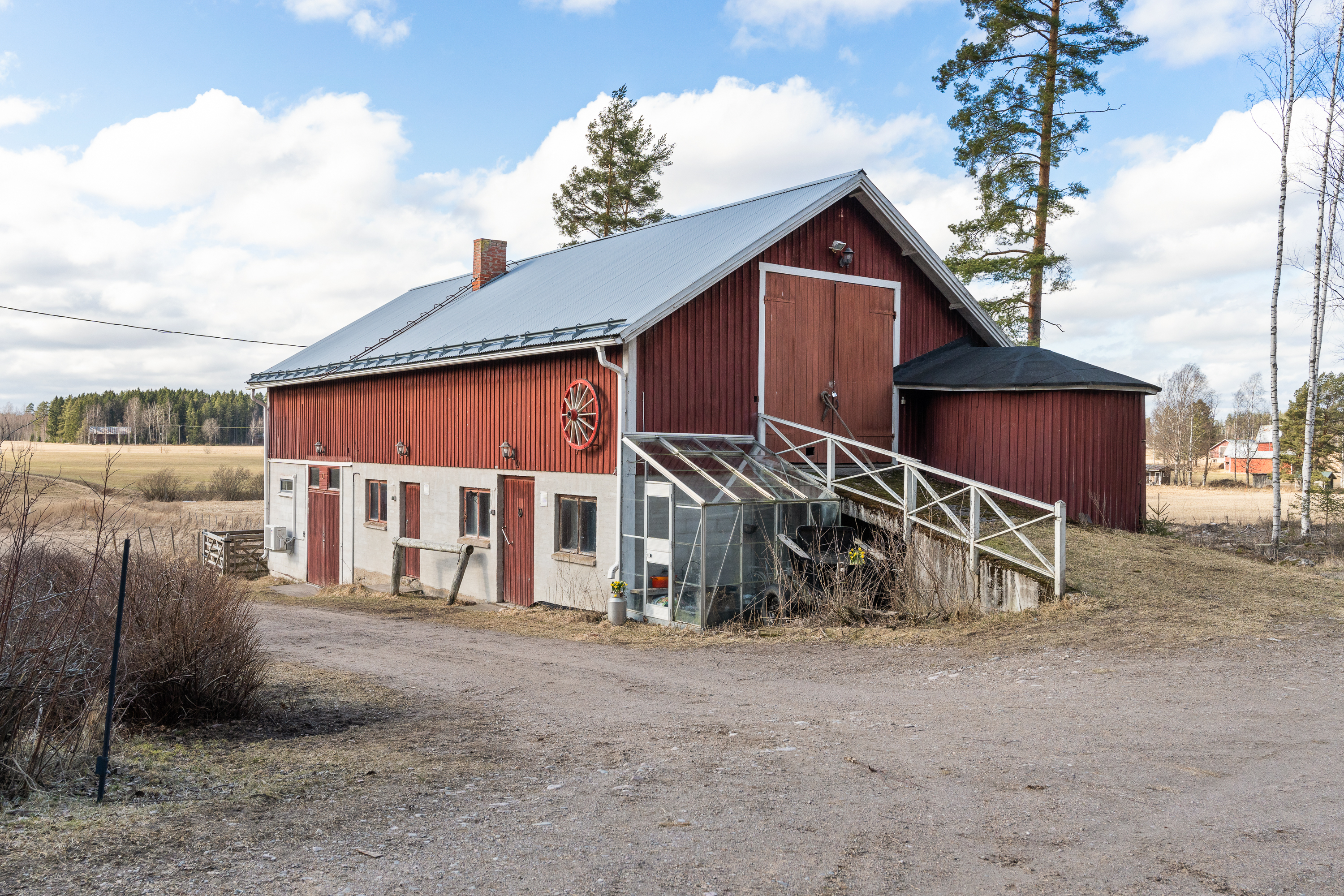 Asuinrakennuksen lisäksi kiinteistöllä on entinen navetta, autokatos 2 autolle sekä talousrakennus jossa on pidetty mm. kanoja
