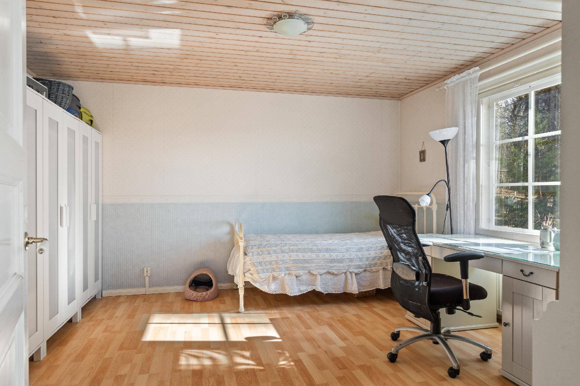 Alakerran makuuhuone