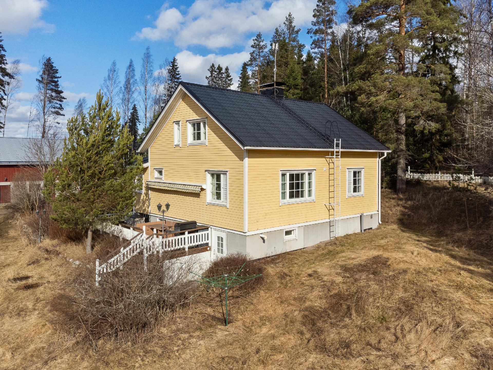 Asuinrakennuksen päädyssä on aurinkoinen ja tilava terassi