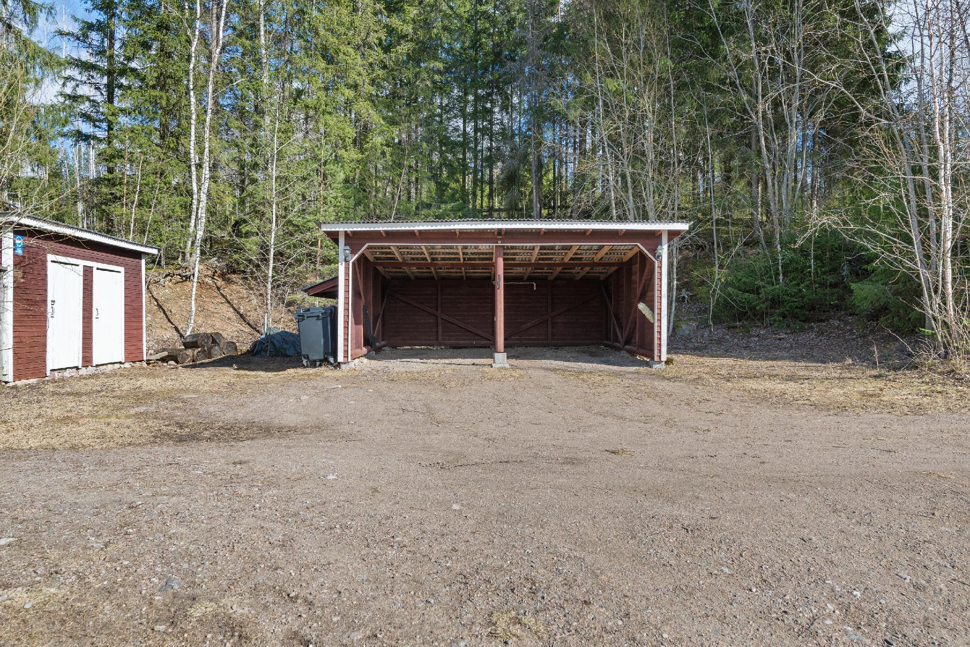 Autokatos, vieressä varastotiloja