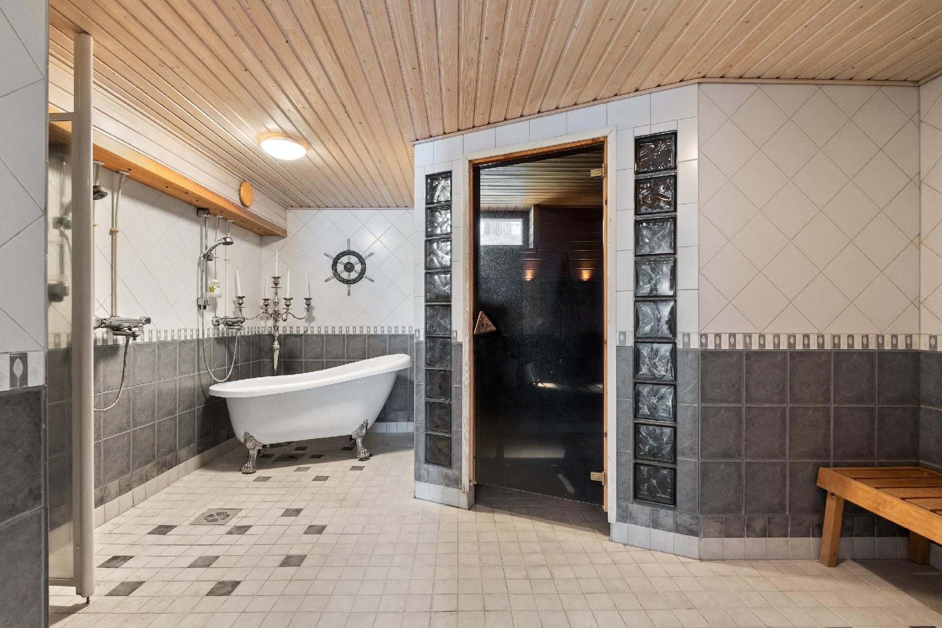 Kylpyhuone ja löylyhuone