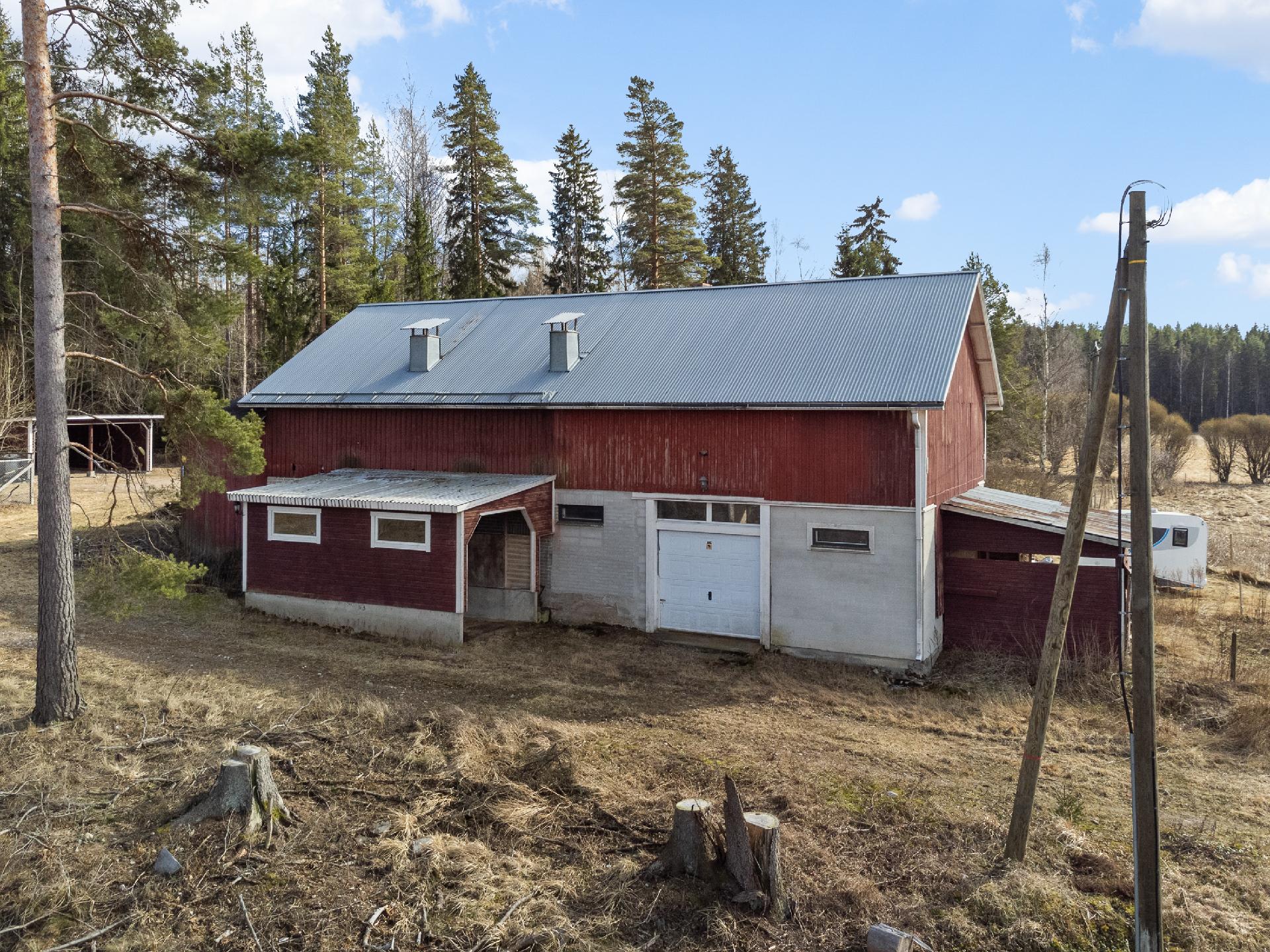 Navetan takaosassa on katos vaikkapa traktorille