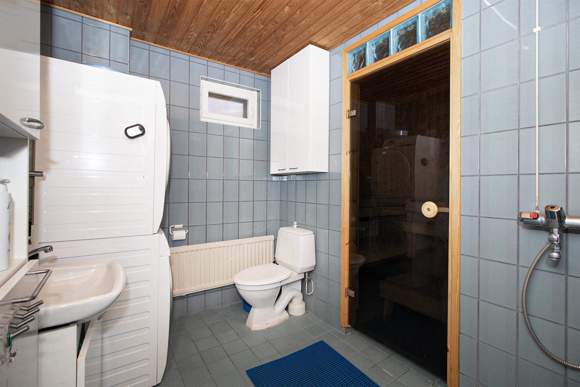 Kylpyhuone  jossa myös wc-istuin