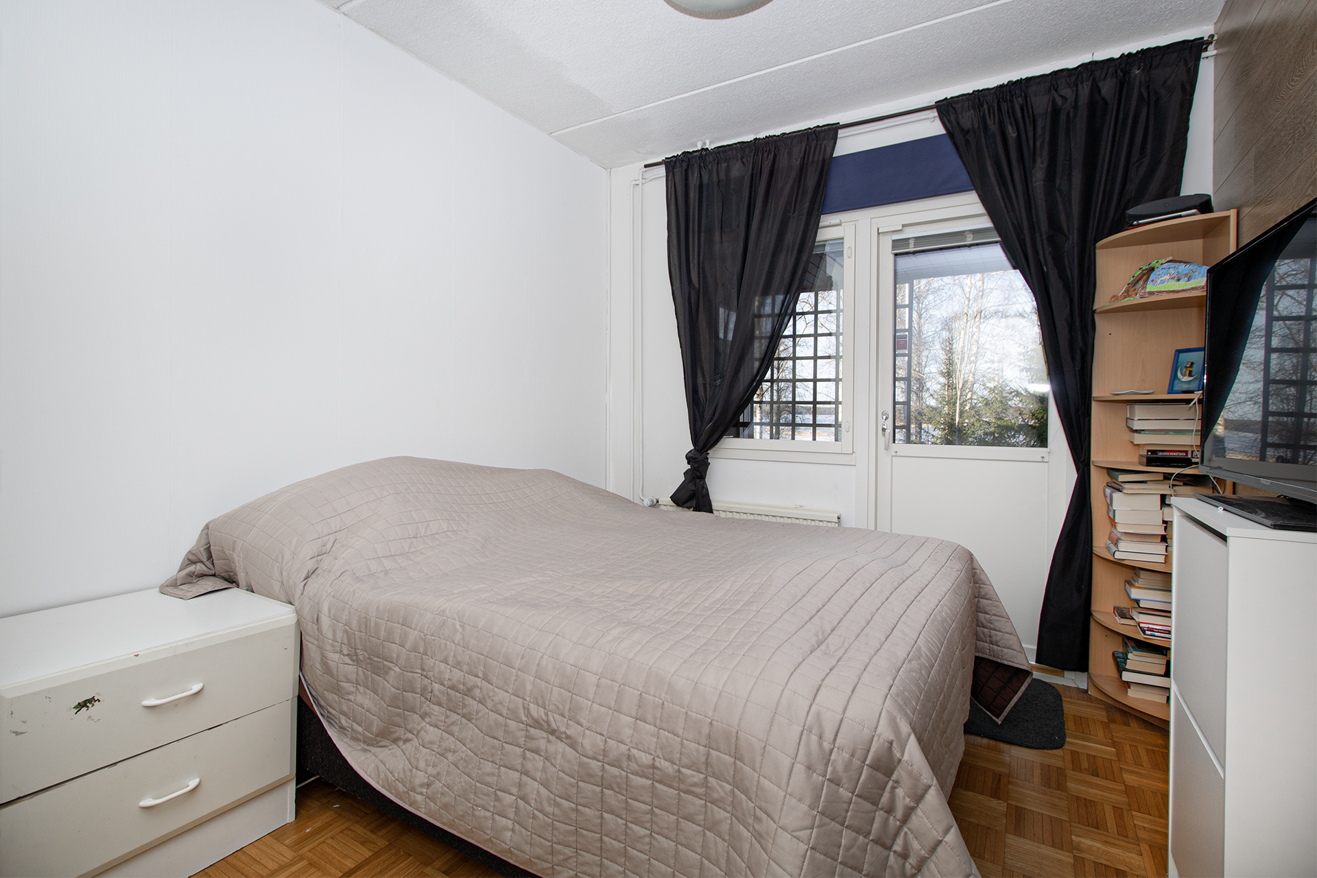 4. makuuhuone josta käynti pihalle