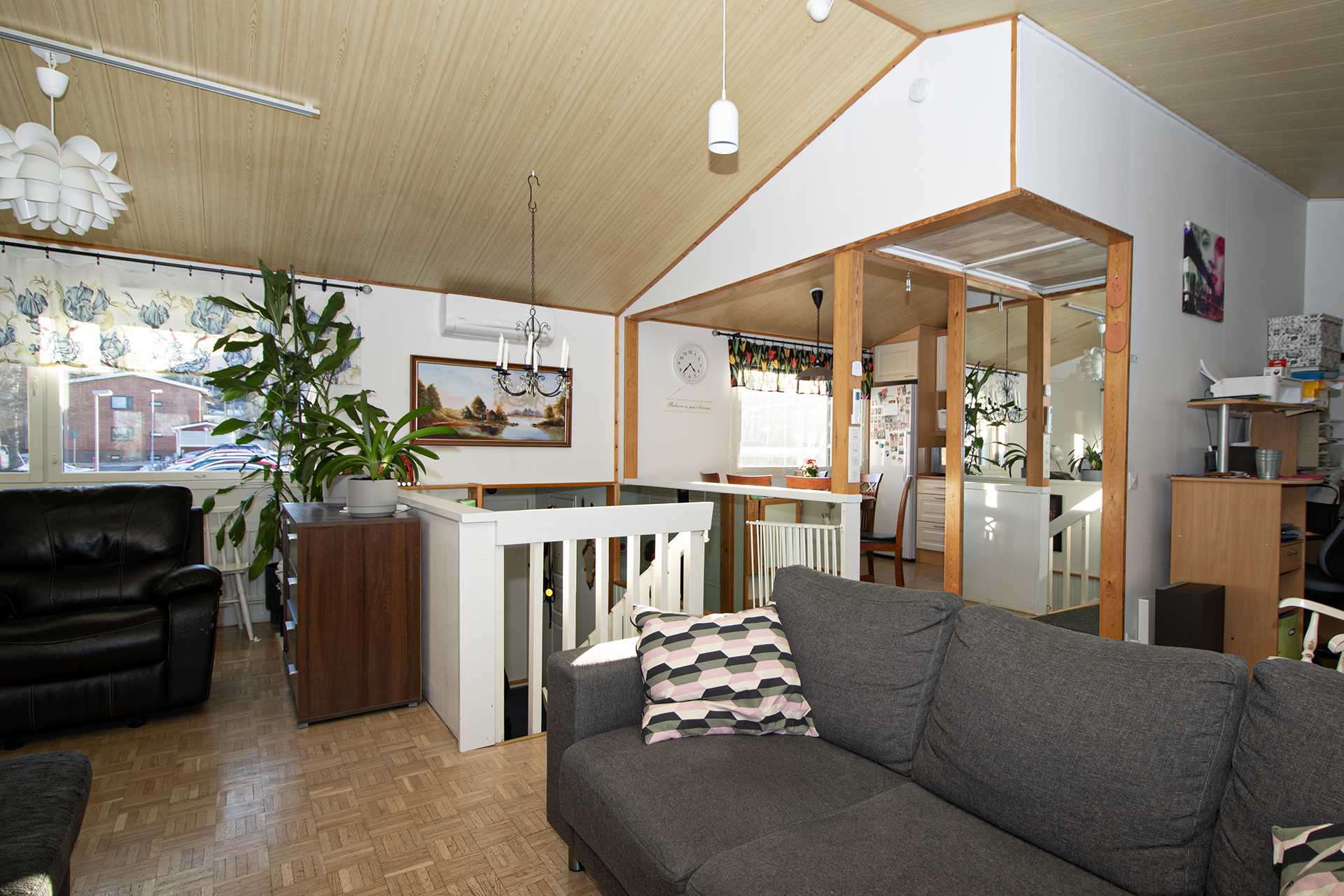 Olohuoneesta  avoin näkymä keittiöön