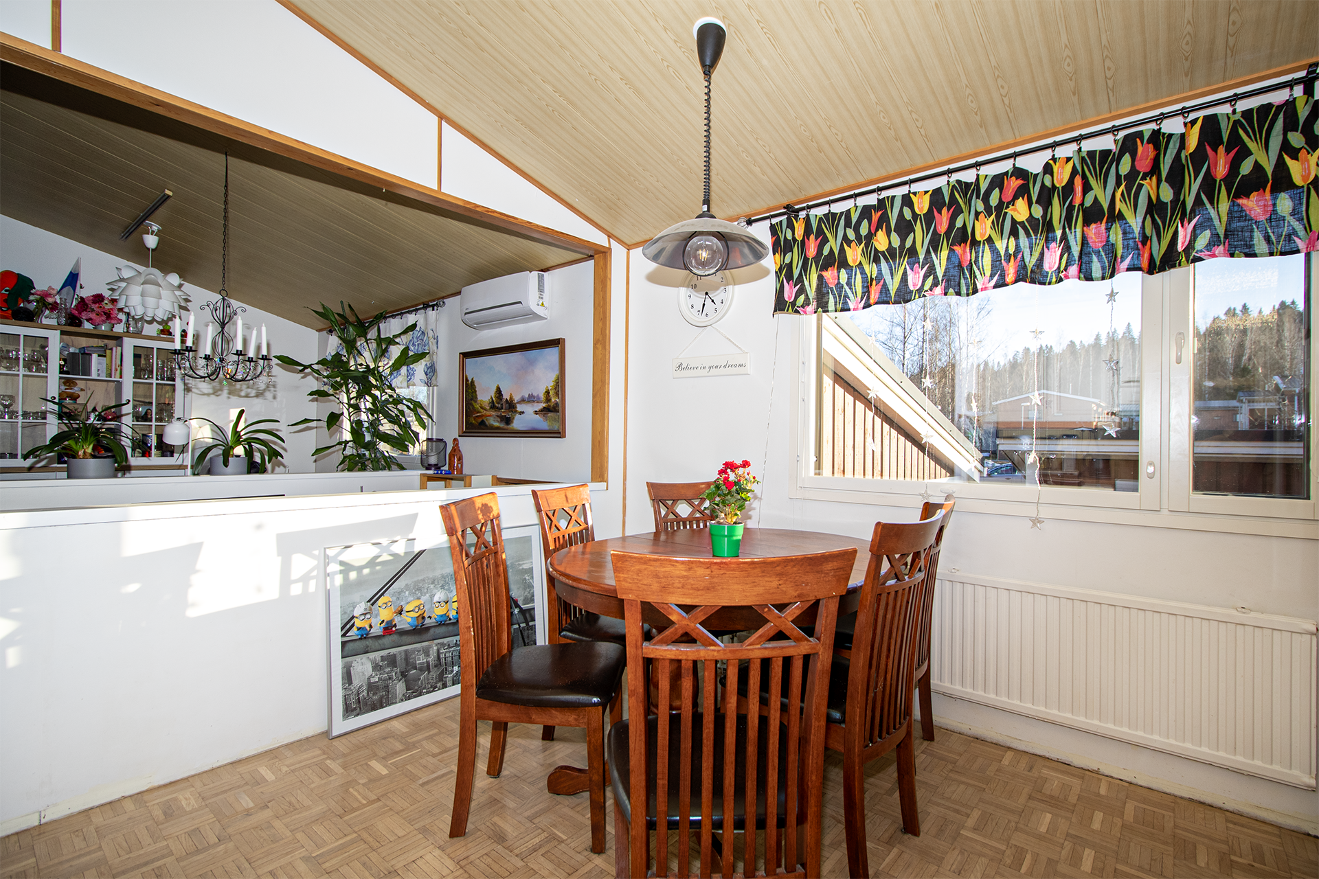 keittiöstä näkö yhteys olohuoneesee