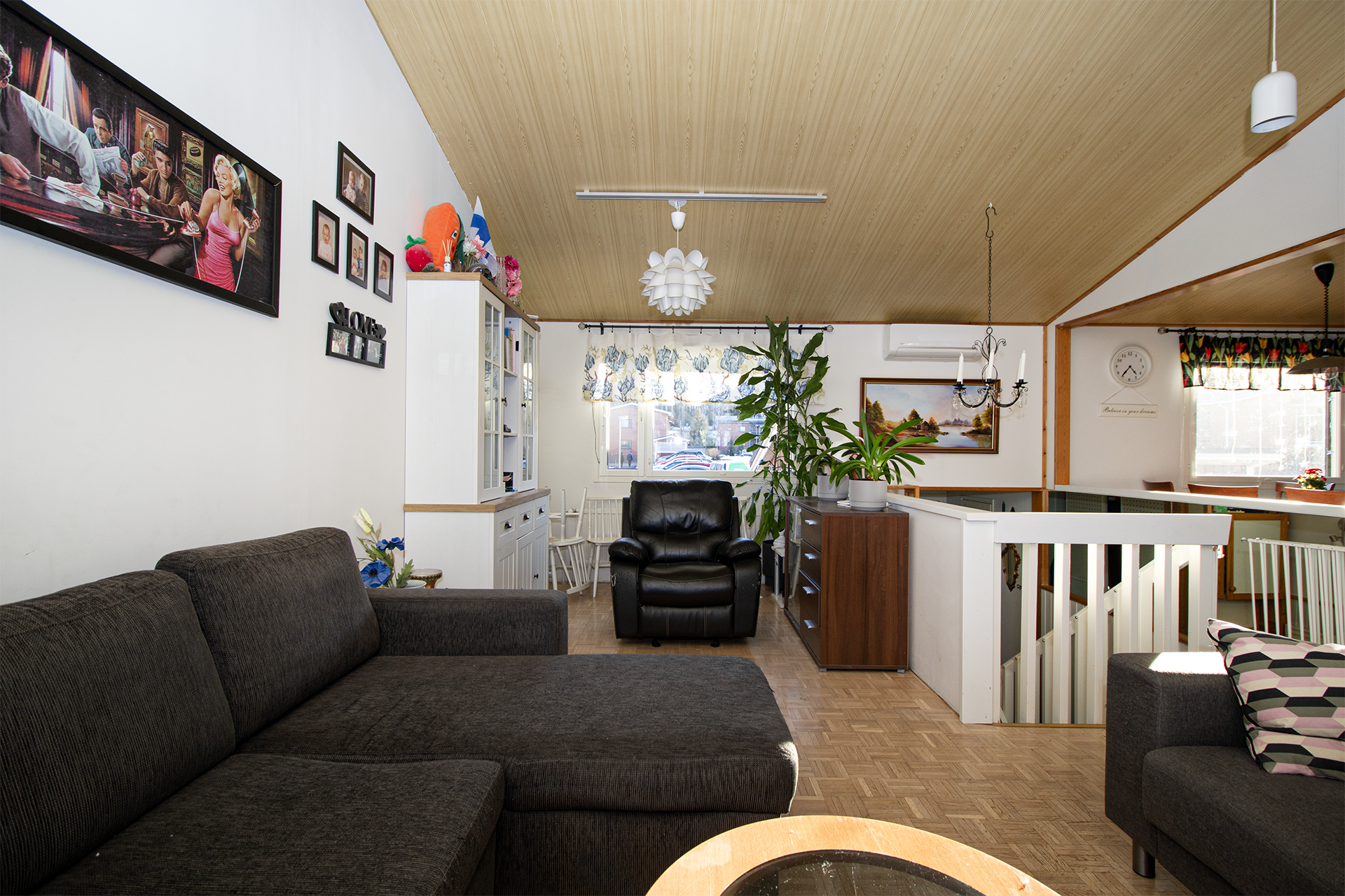 tilava ja valoisa olohuone