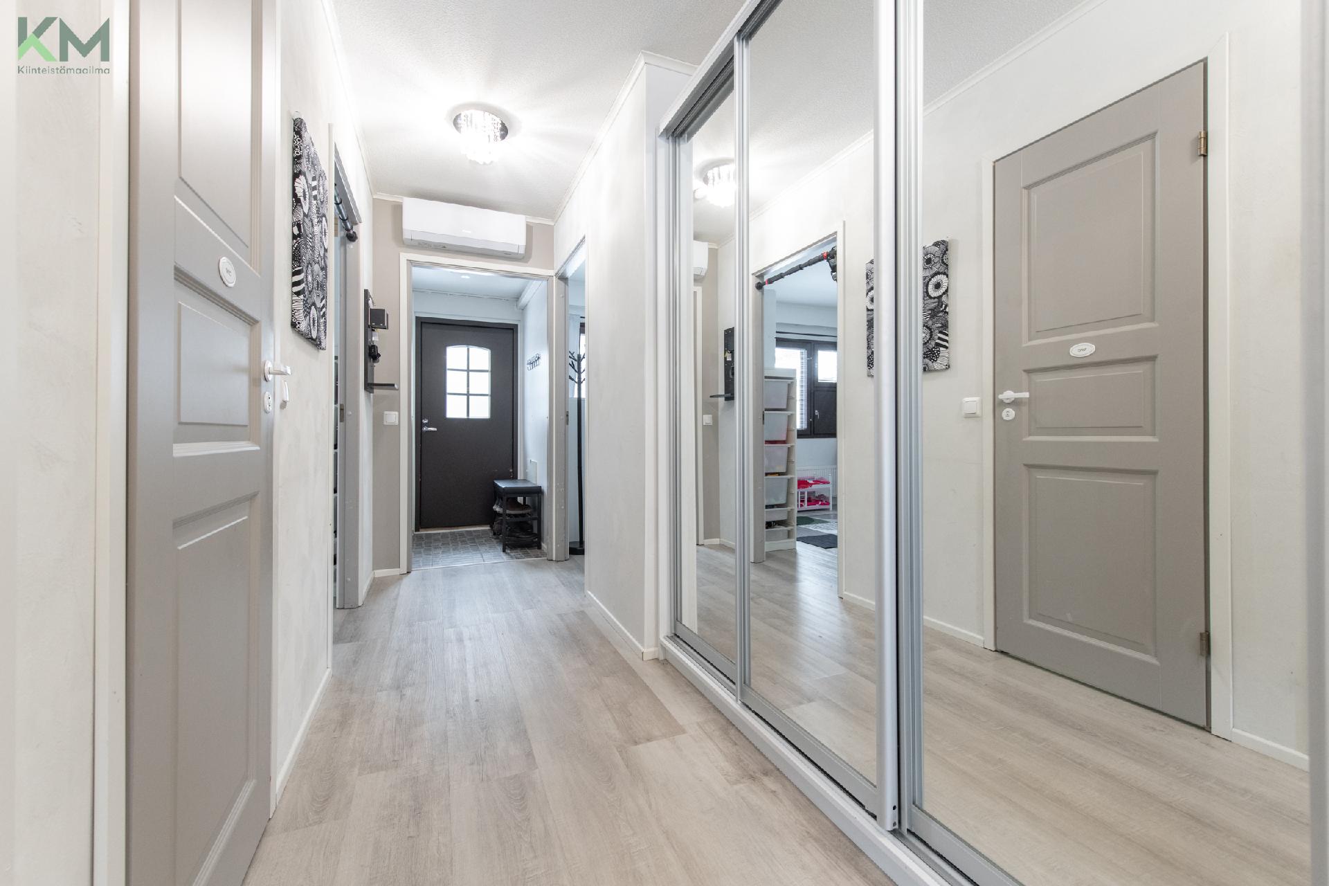 Iso liukuovikaapisto eteisessä