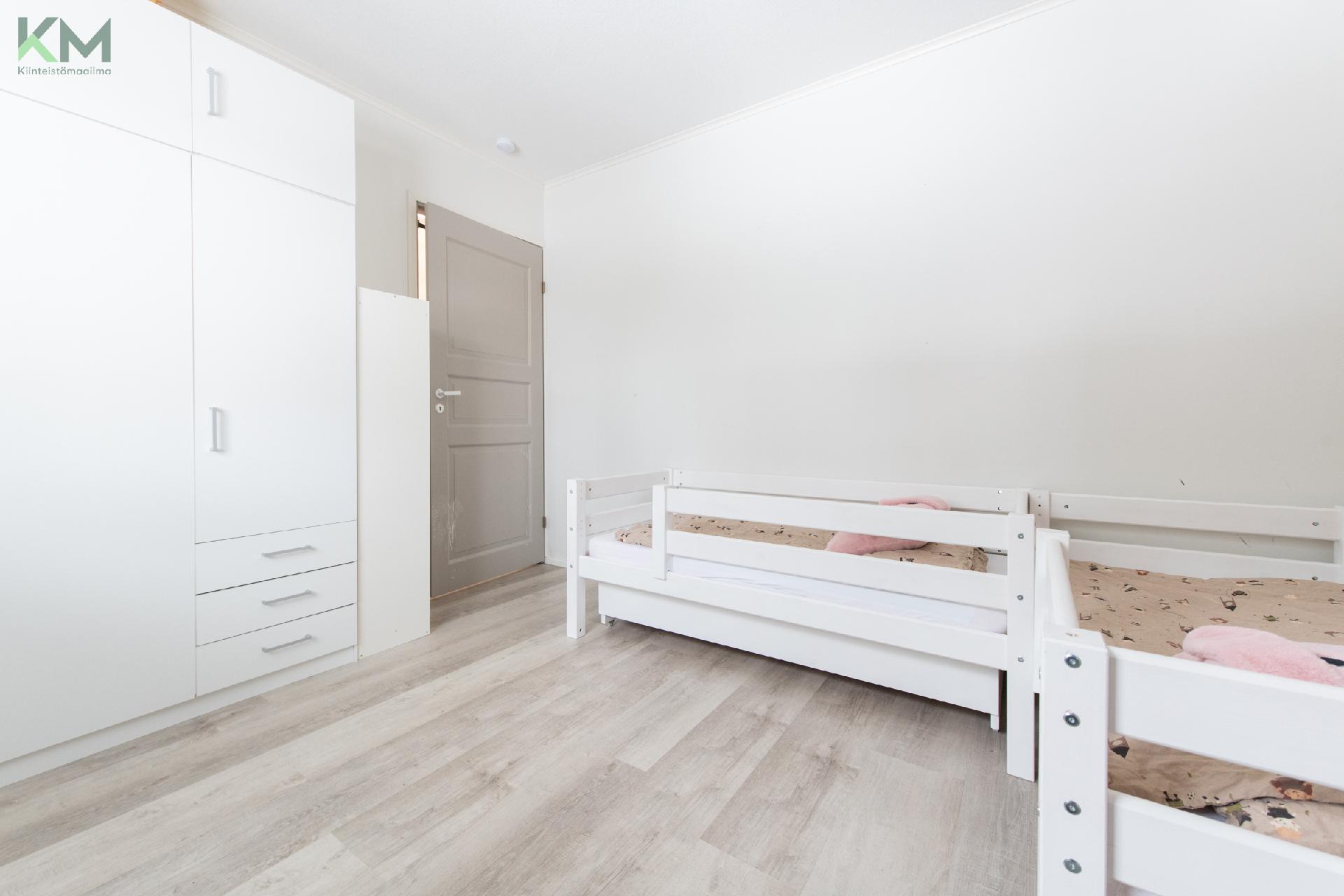 Isommassa makuuhuoneessa kaapistot