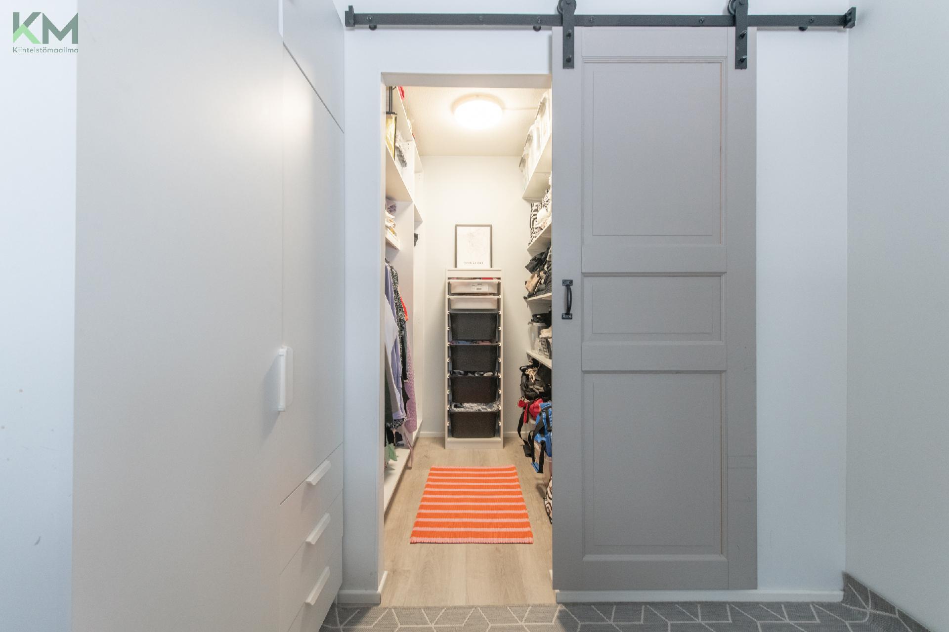 Makuuhuonessa vaatehuone