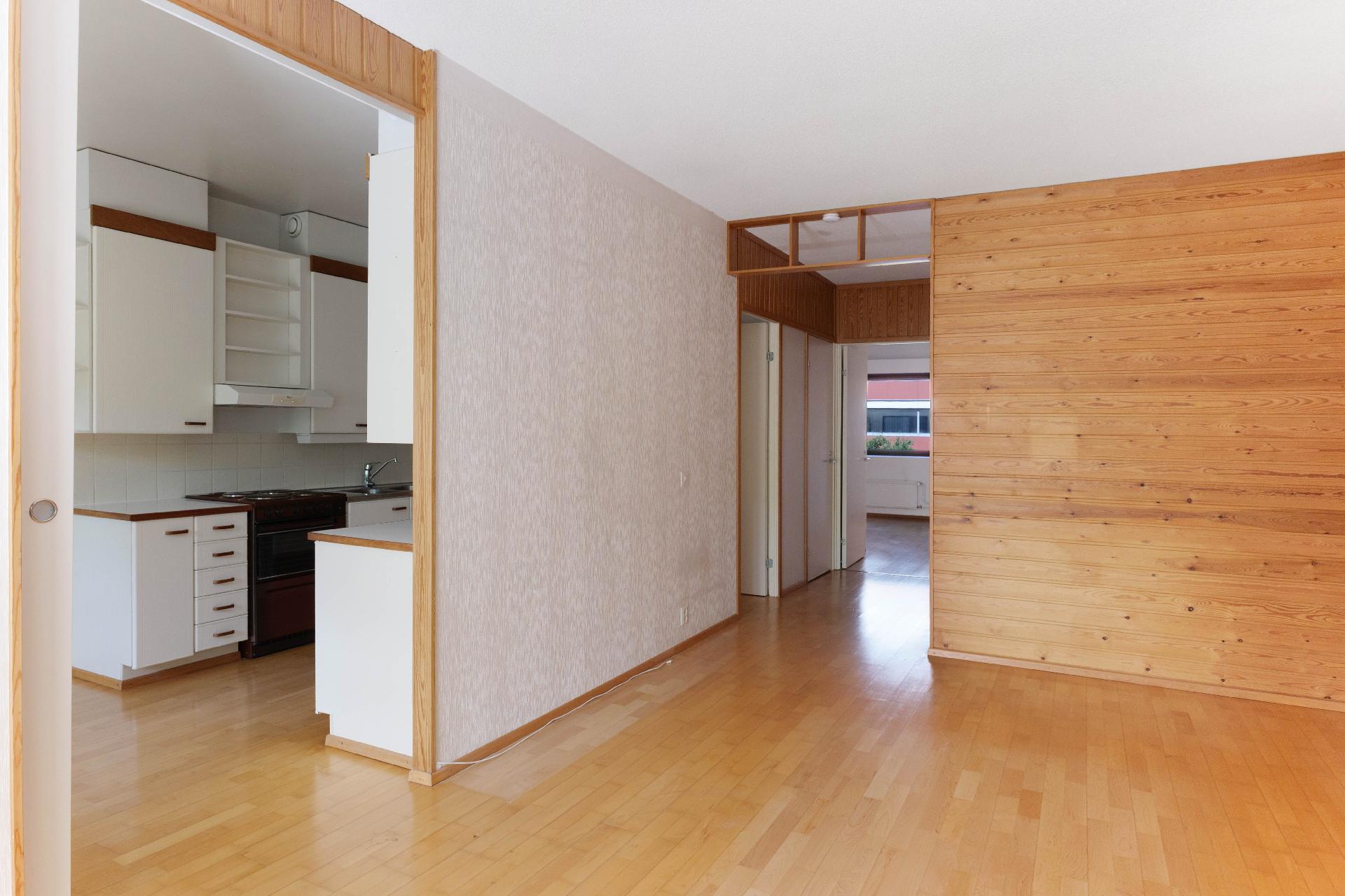 Näkymä olohuoneesta keittiöön, eteiseen ja makuuhuoneeseen