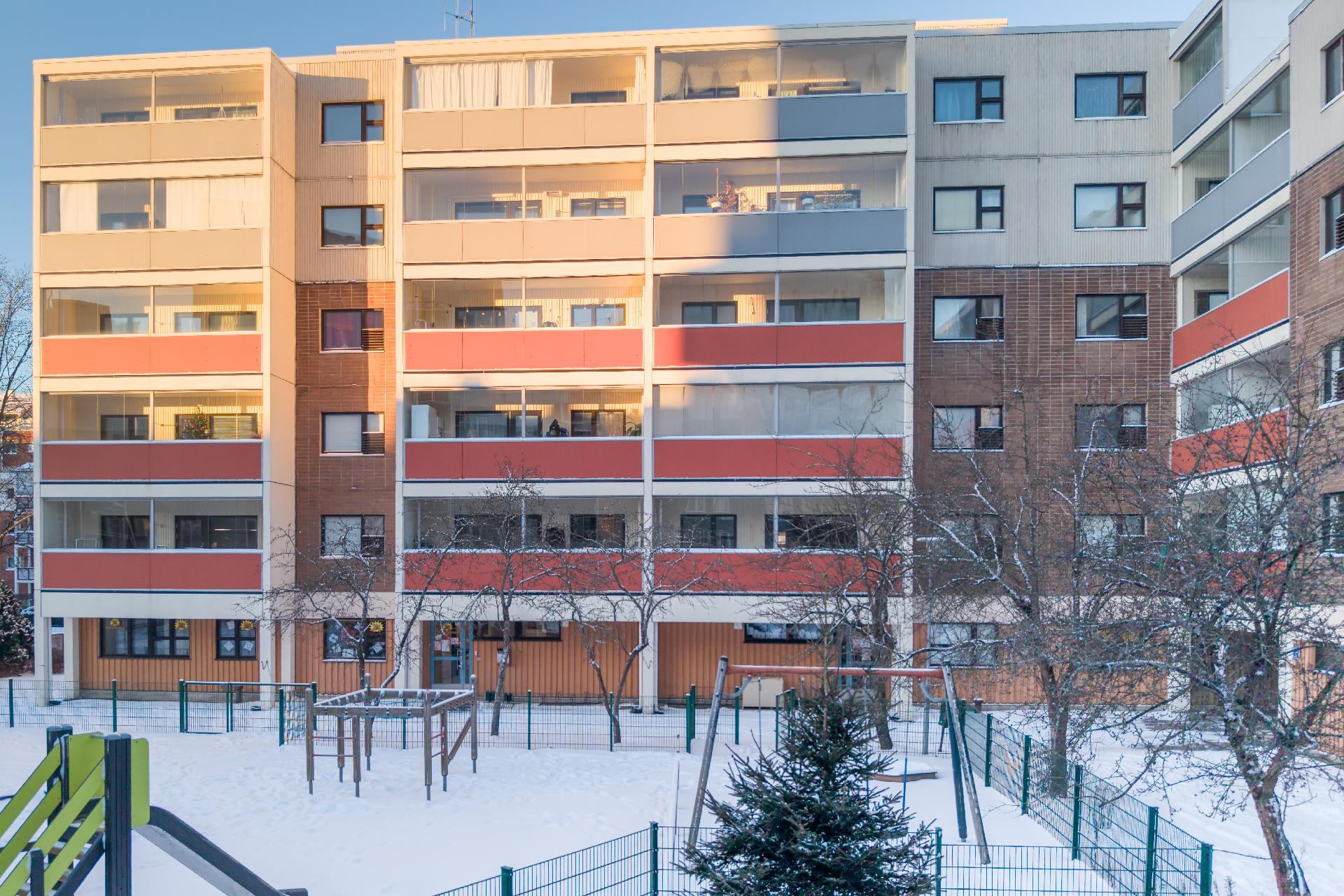 Julkisivu parvekkeen puolelta