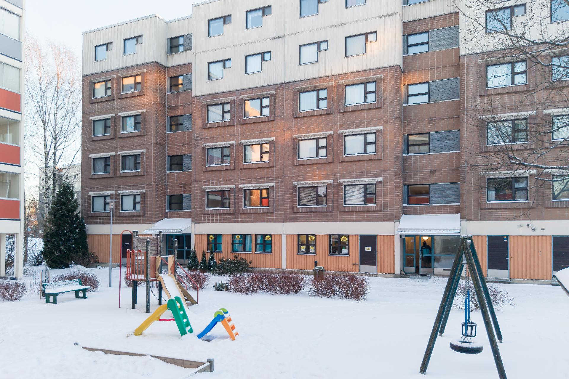 Julkisivu sisäänkäynnin puolelta