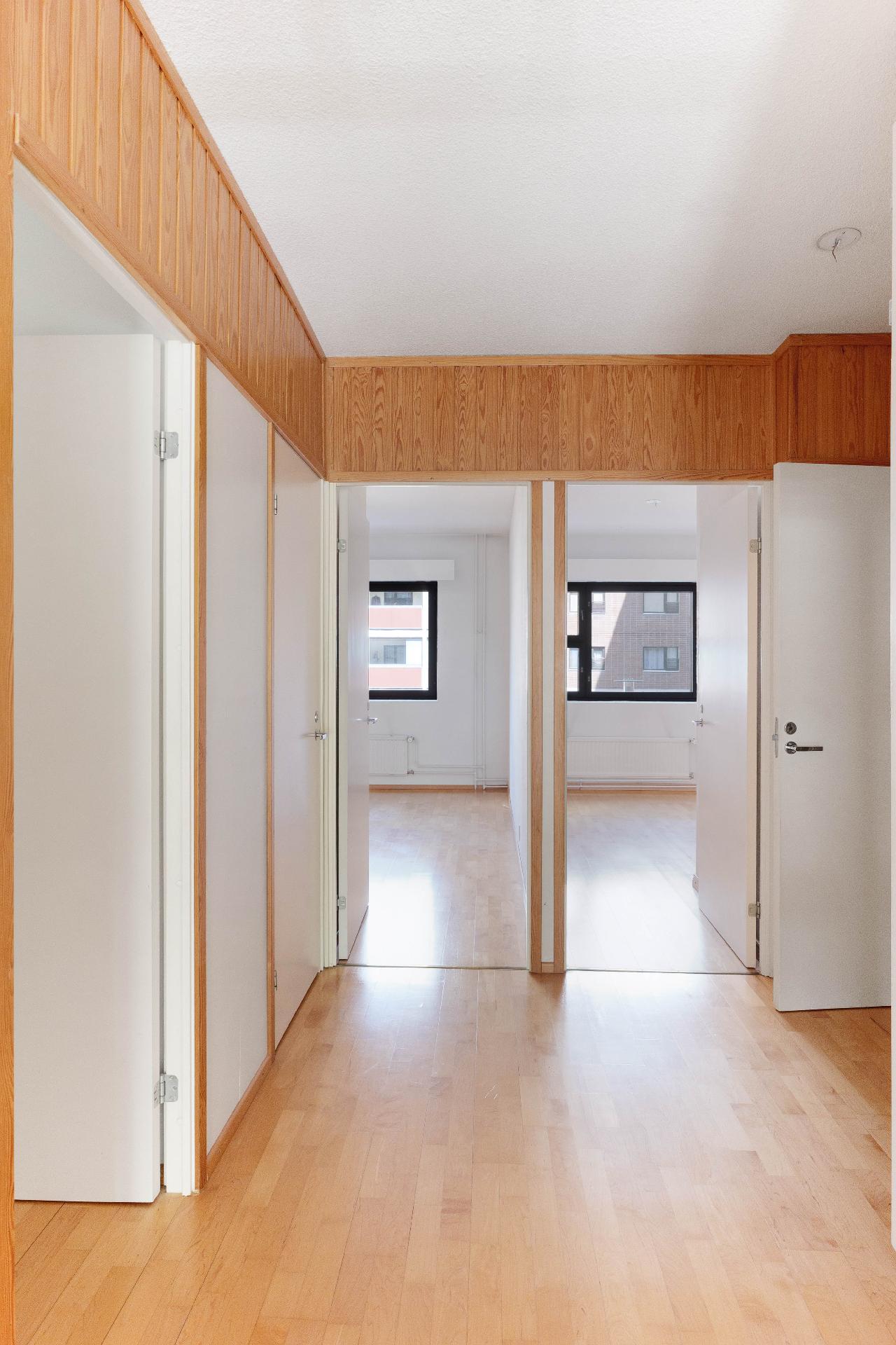 Näkymä olohuoneesta makuuhuoneisiin