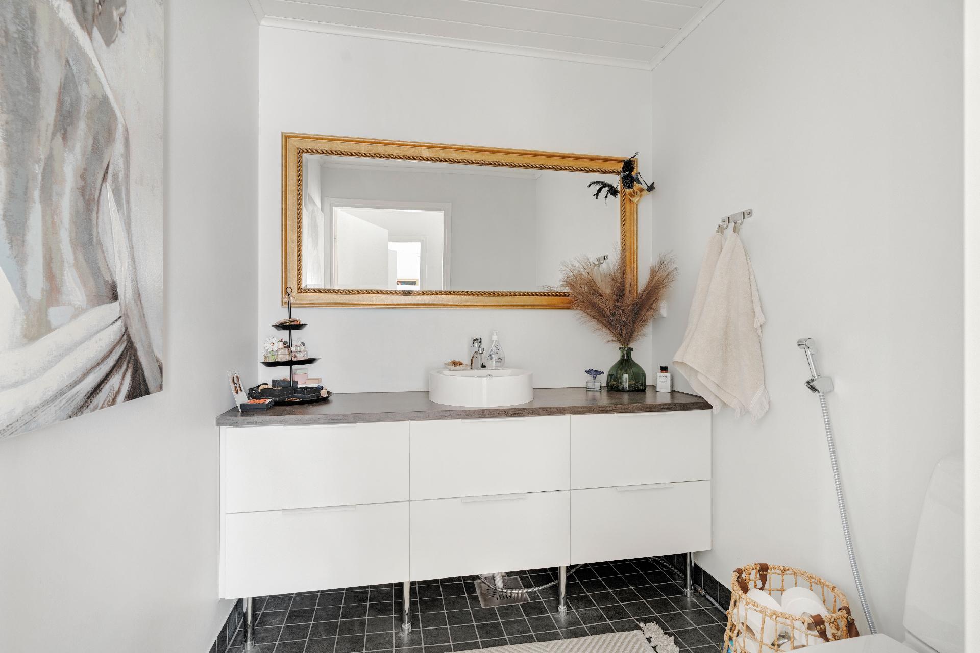 Alakerran tilava erillinen wc