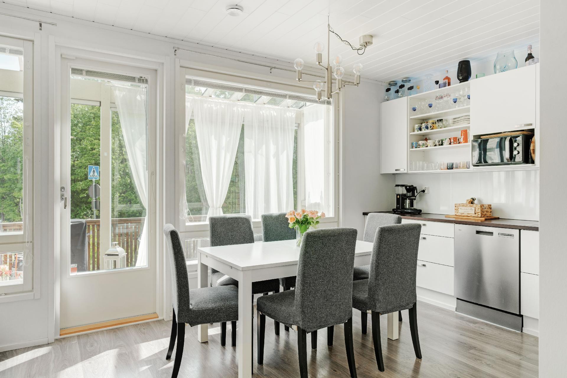 Valoisa ja hyvin varusteltu keittiö