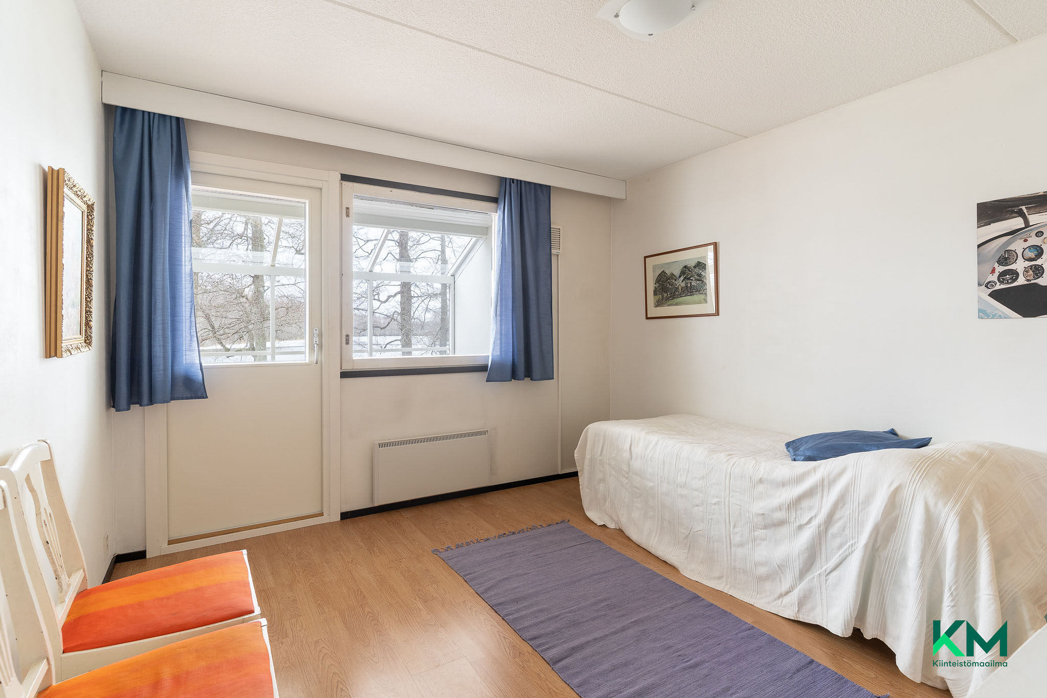 Alakerran makuuhuone.