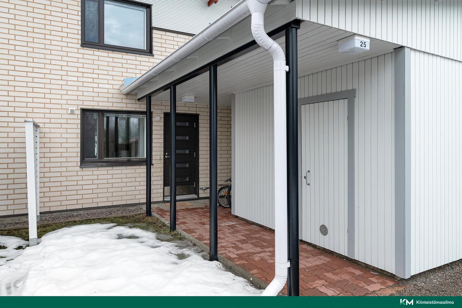 Käynti asuntoon ja kylmä varasto huoneiston edessä