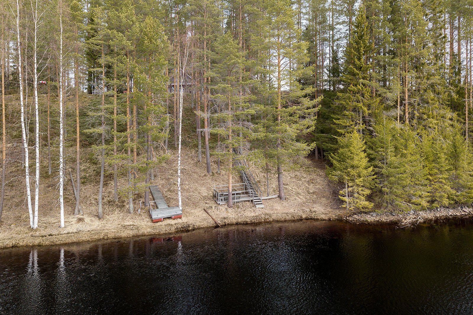 Rannassa kesäisin laituri