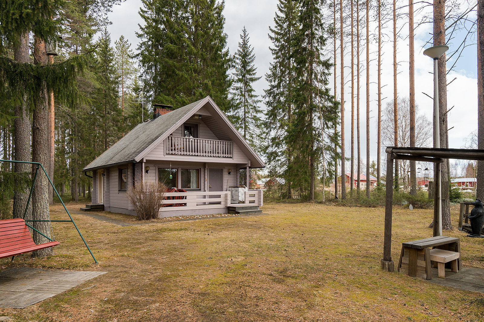 Hirsimökki sulautuu luontoon