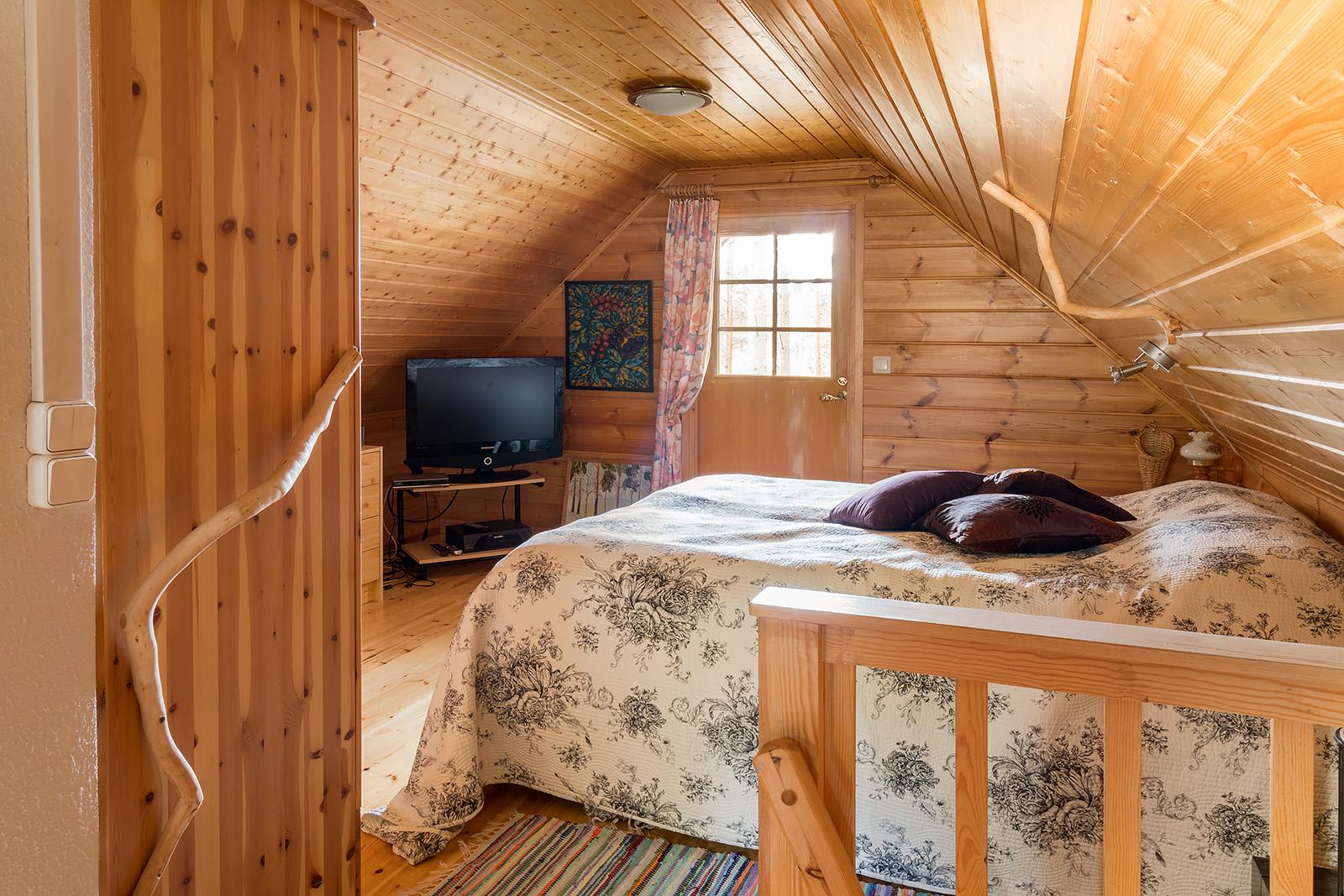 Yläkerrassa reilusti nukkumatilaa