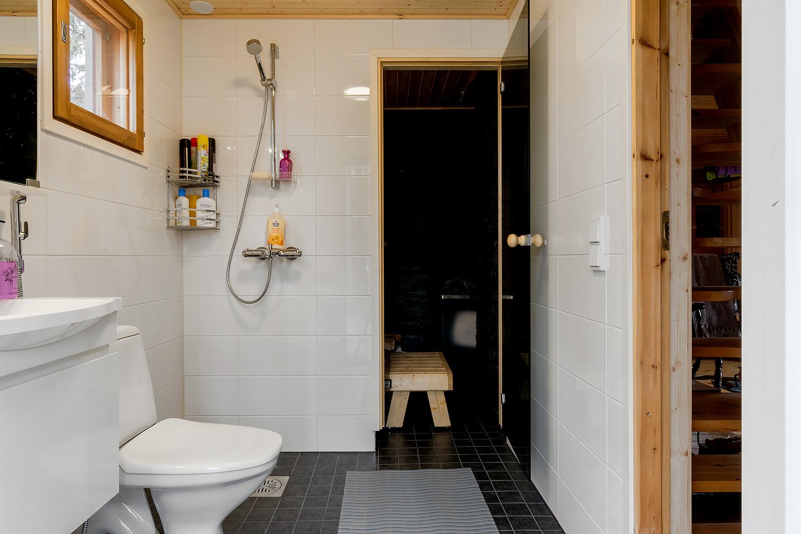 Tilavat pesu- ja saunatilat mökin yhtyeydessä