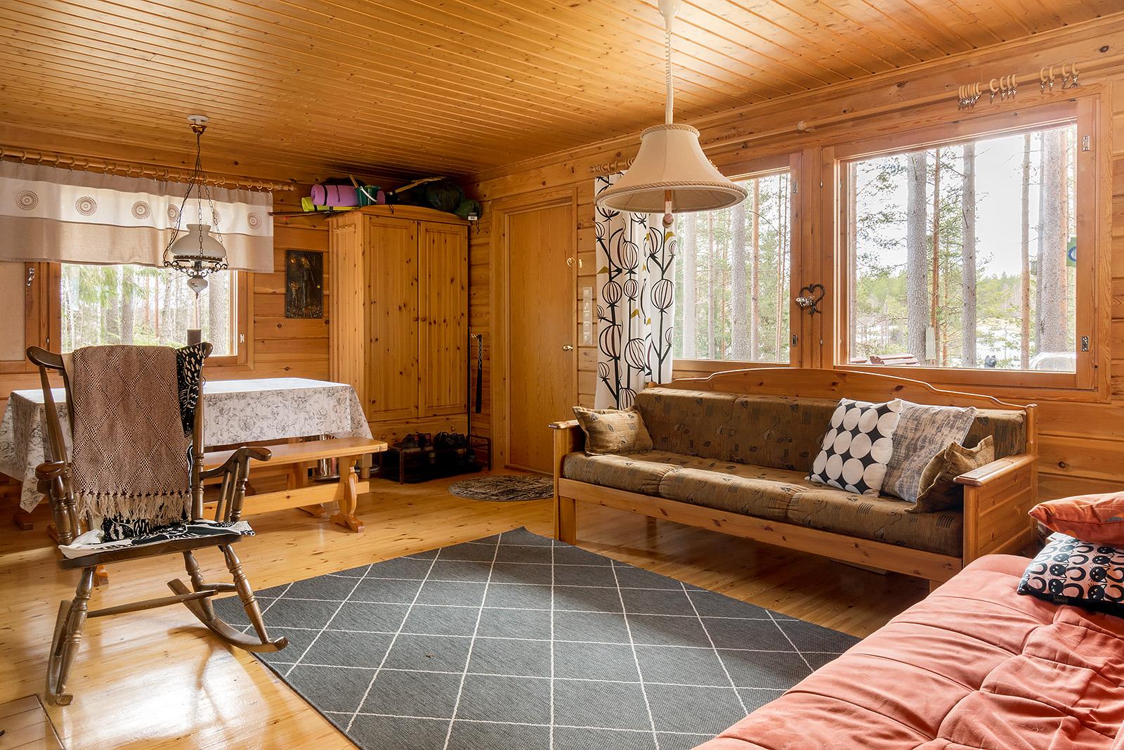 Valoisa tupa joen suuntaan