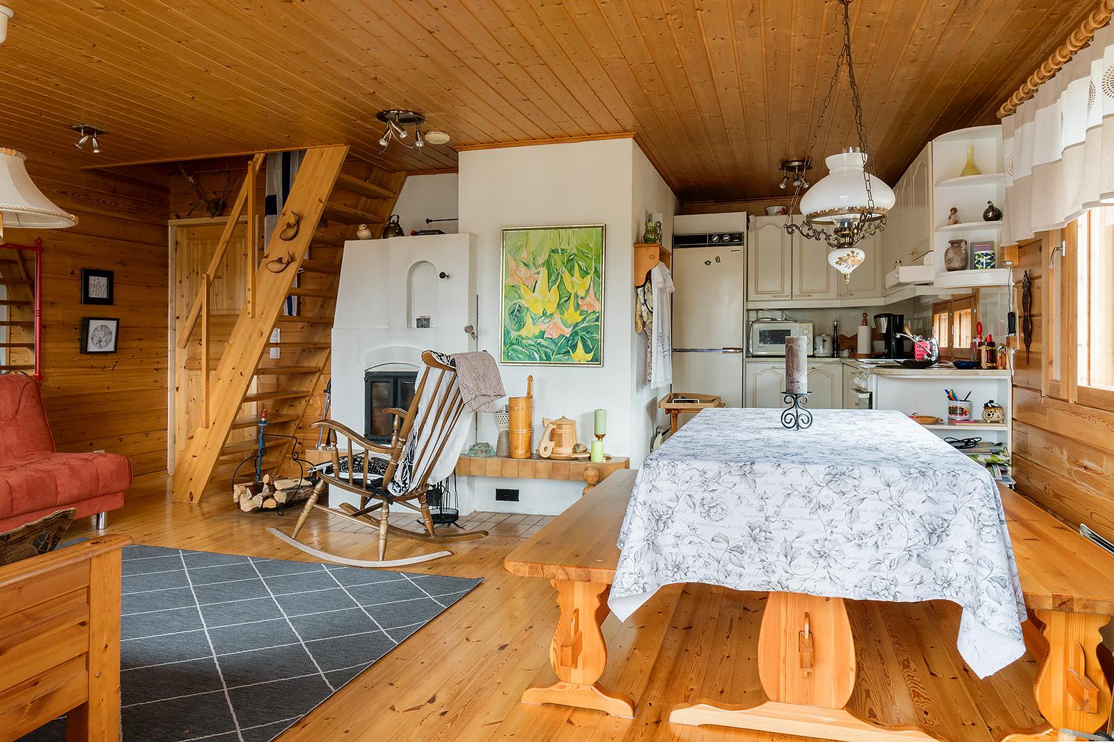 Vaaleat kaapistot ja takkauuni