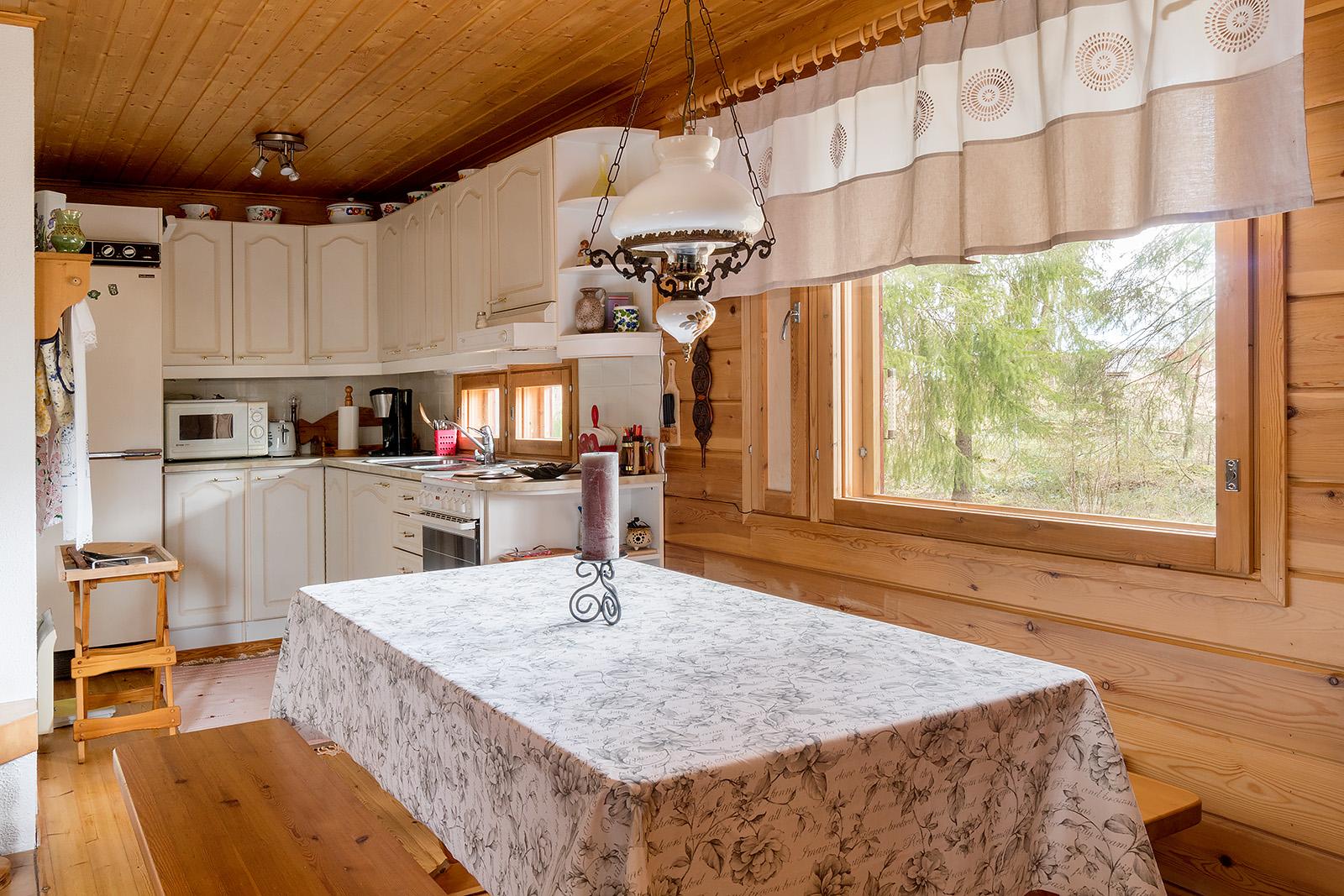 Ruokailutilassa myös paljon valoa