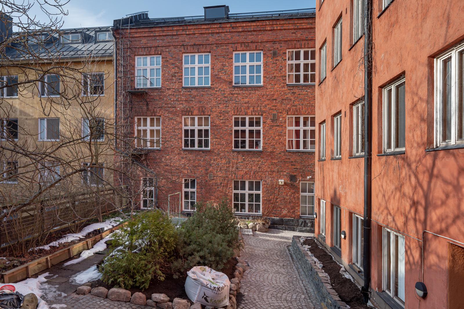 Vastapään rakennus pihalla