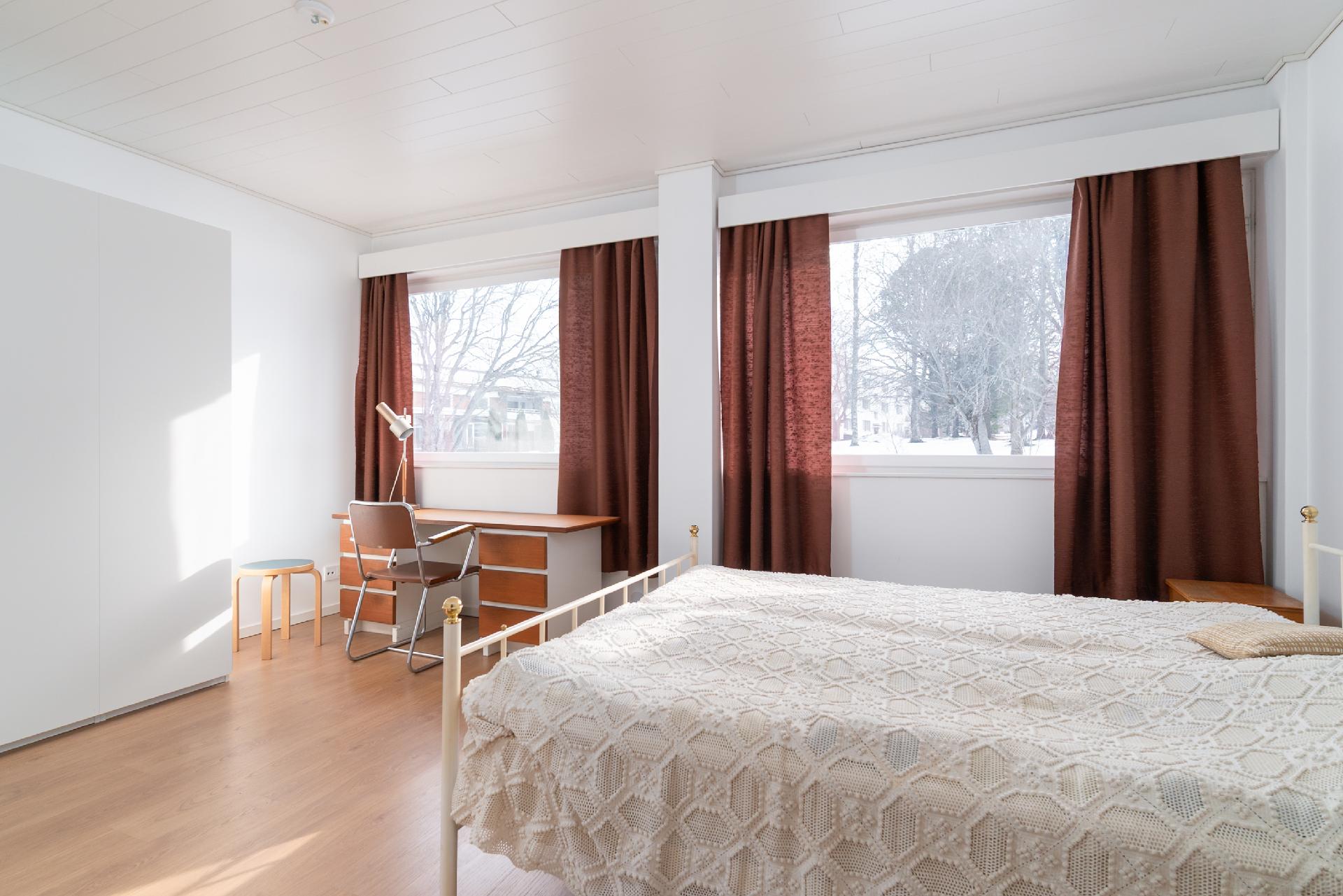 Isompi makuuhuone (jaettavissa kahdeksi)