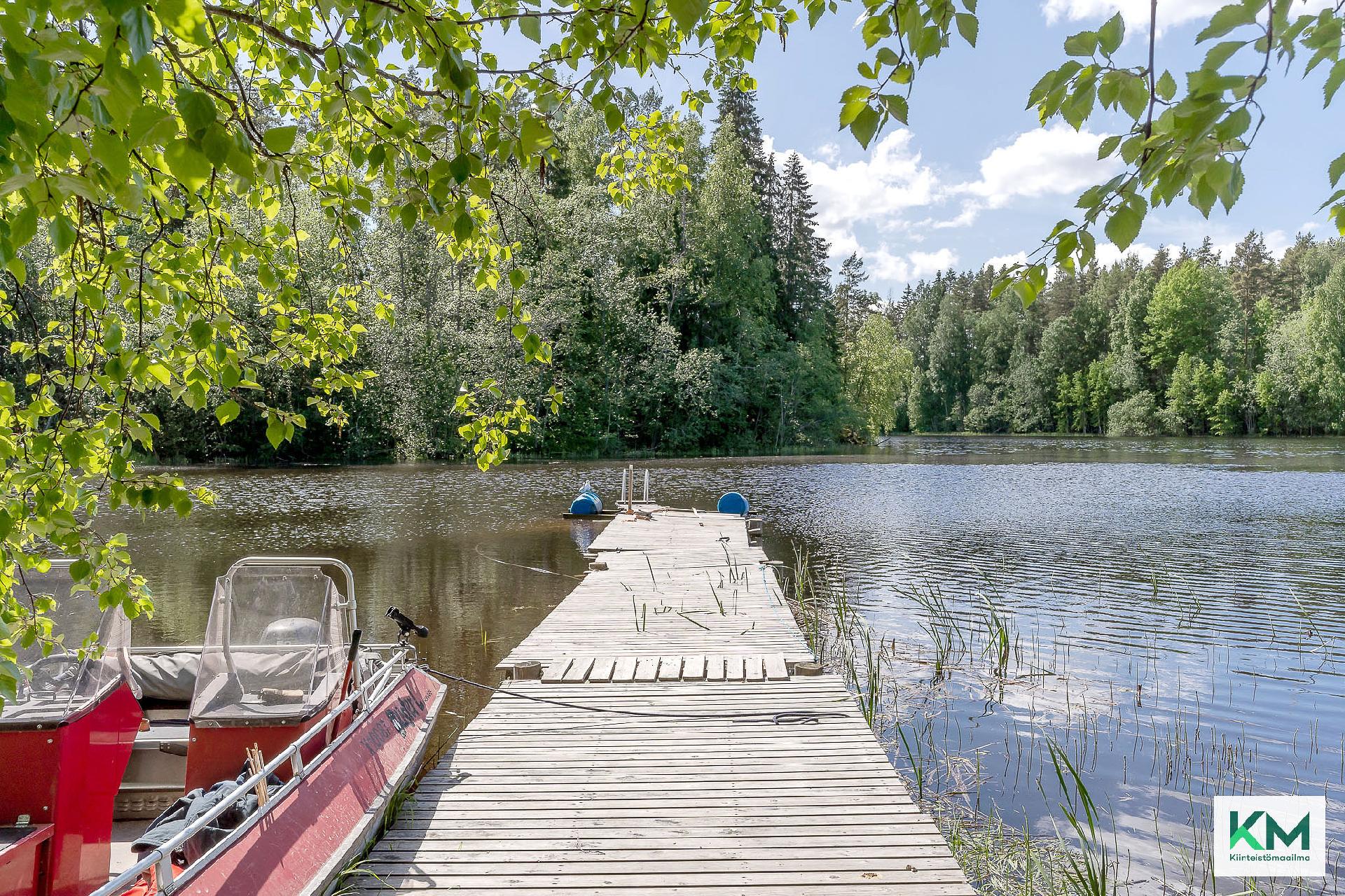 Rauhallinen laiturimaisema.