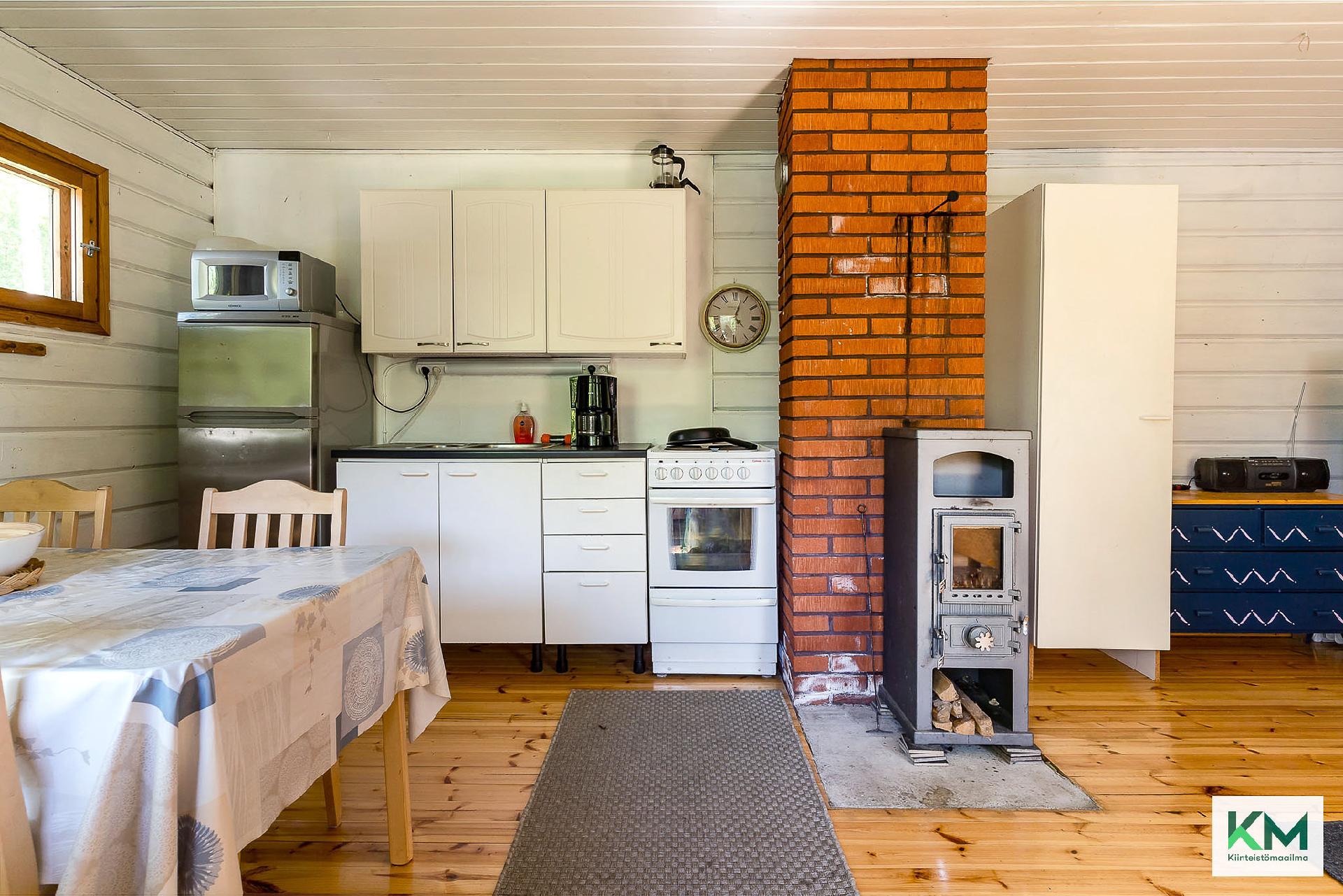 "Vanhan" mökin keittiö.