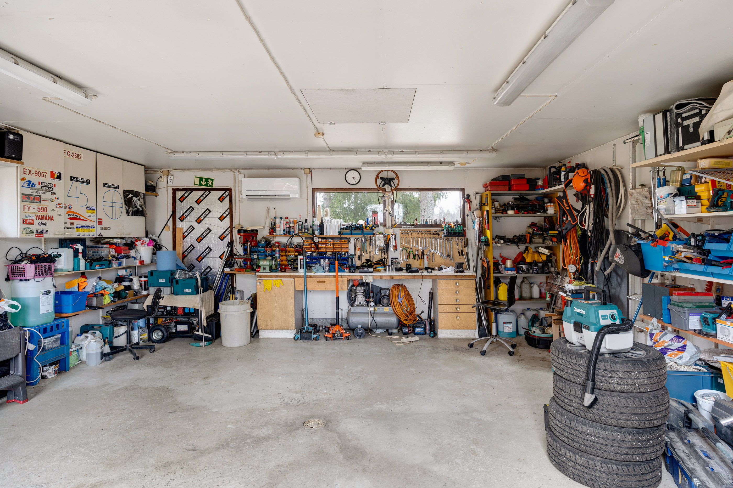 Autotalli sisältä.