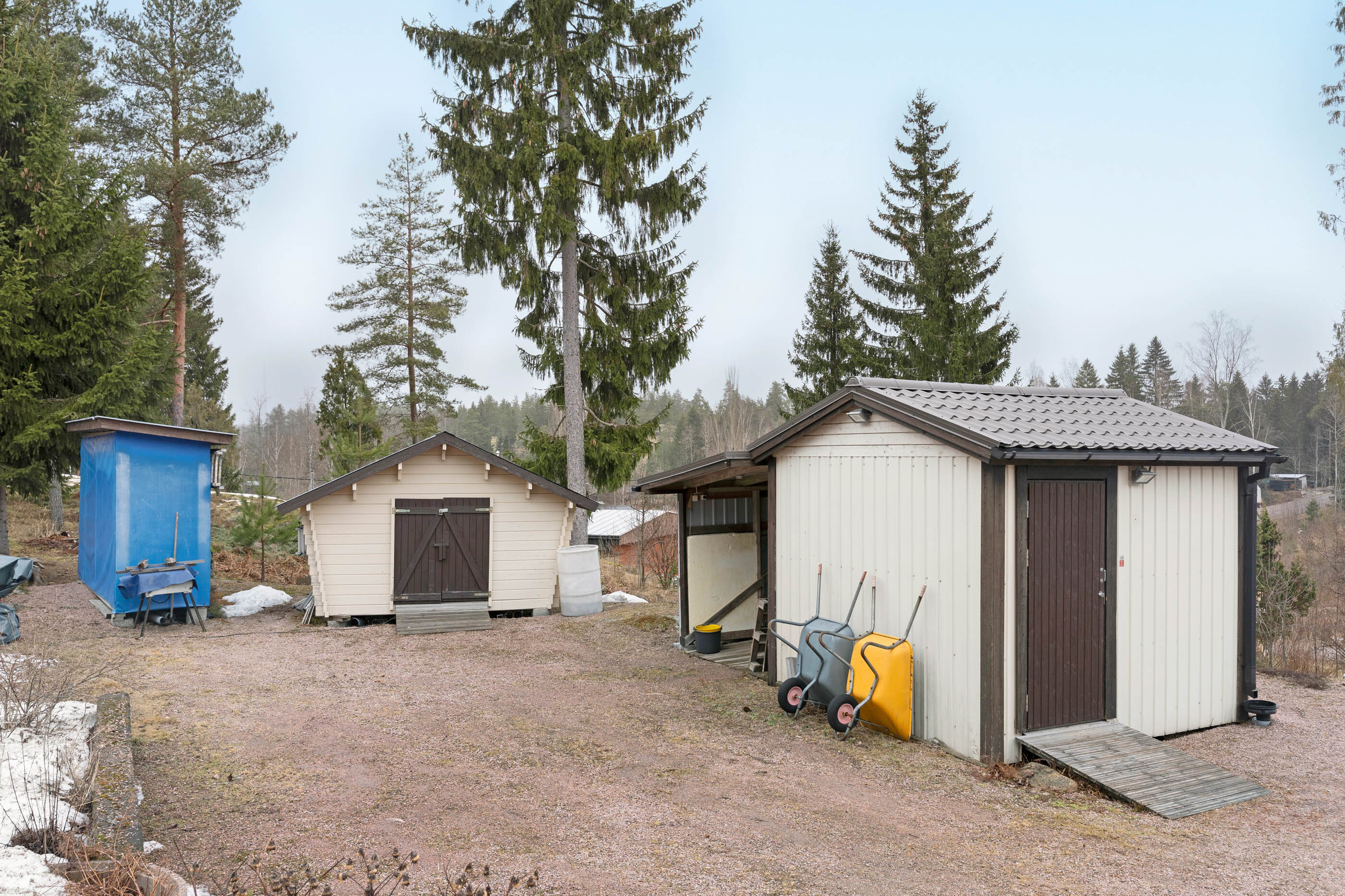 Varasto ja puuliiteri