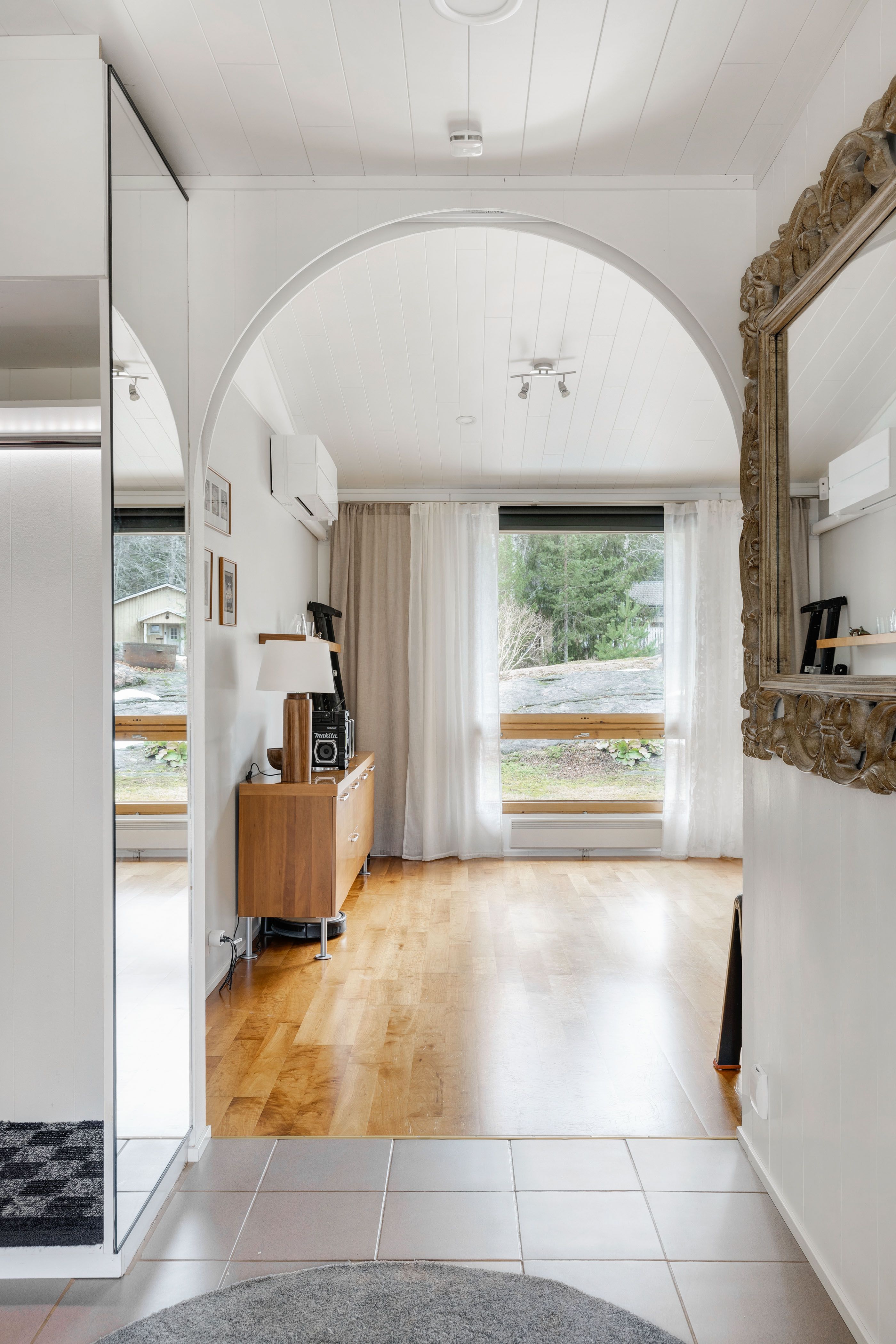 Käynti eteisestä olohuoneeseen.