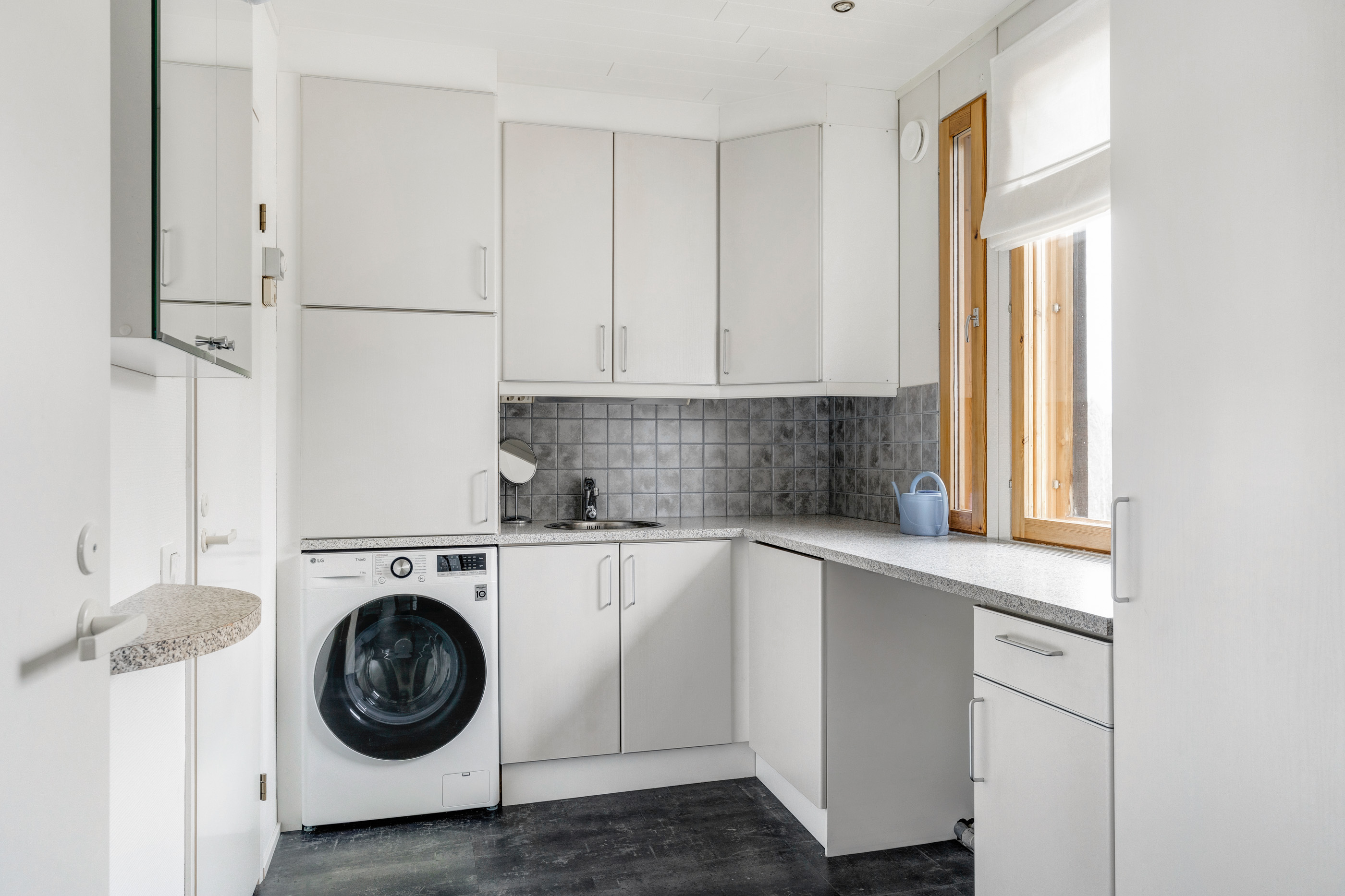 Kodinhoitohuone keittiön vieressä