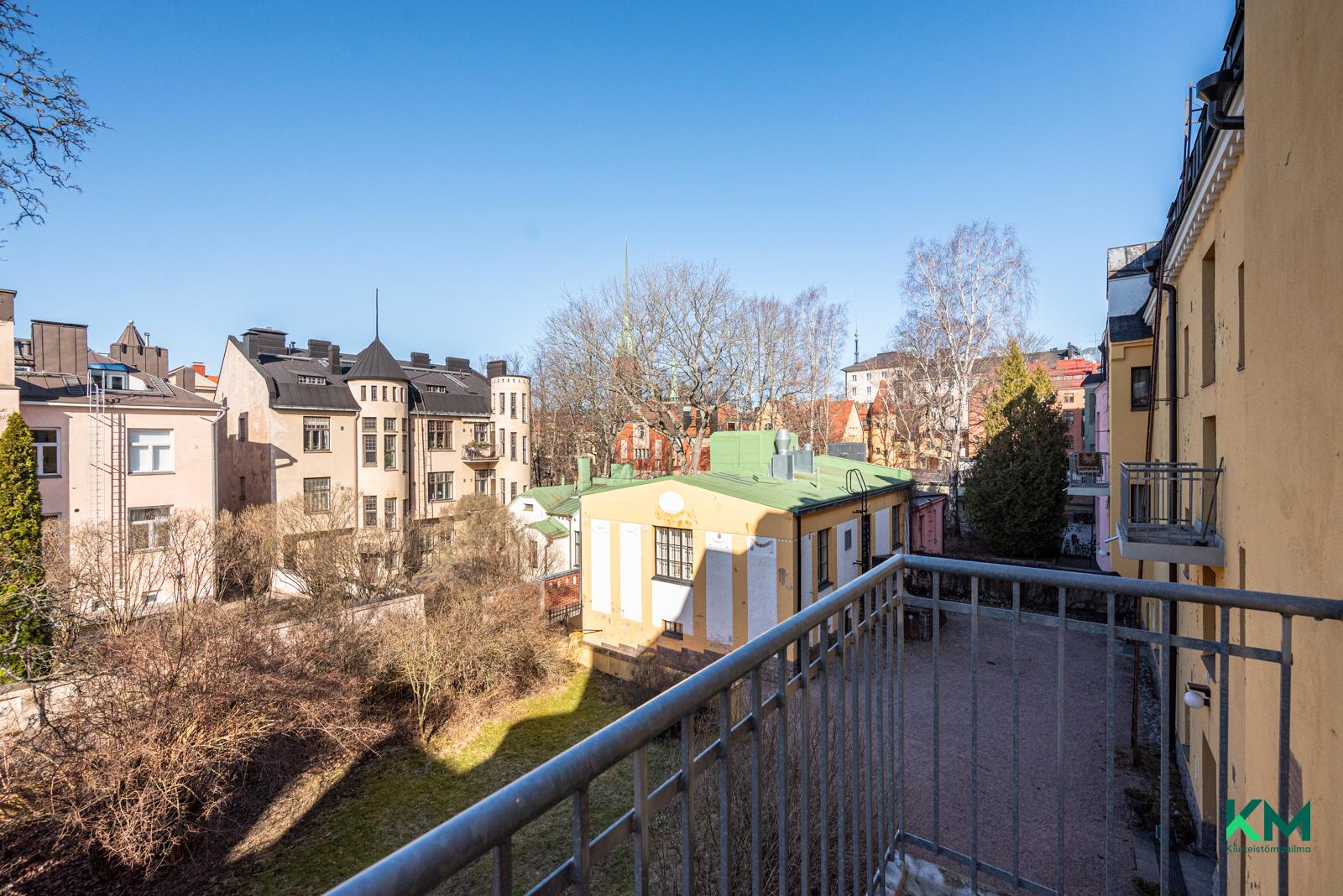 taloyhtiön tuuletusparveke asunnon läheisyydessä