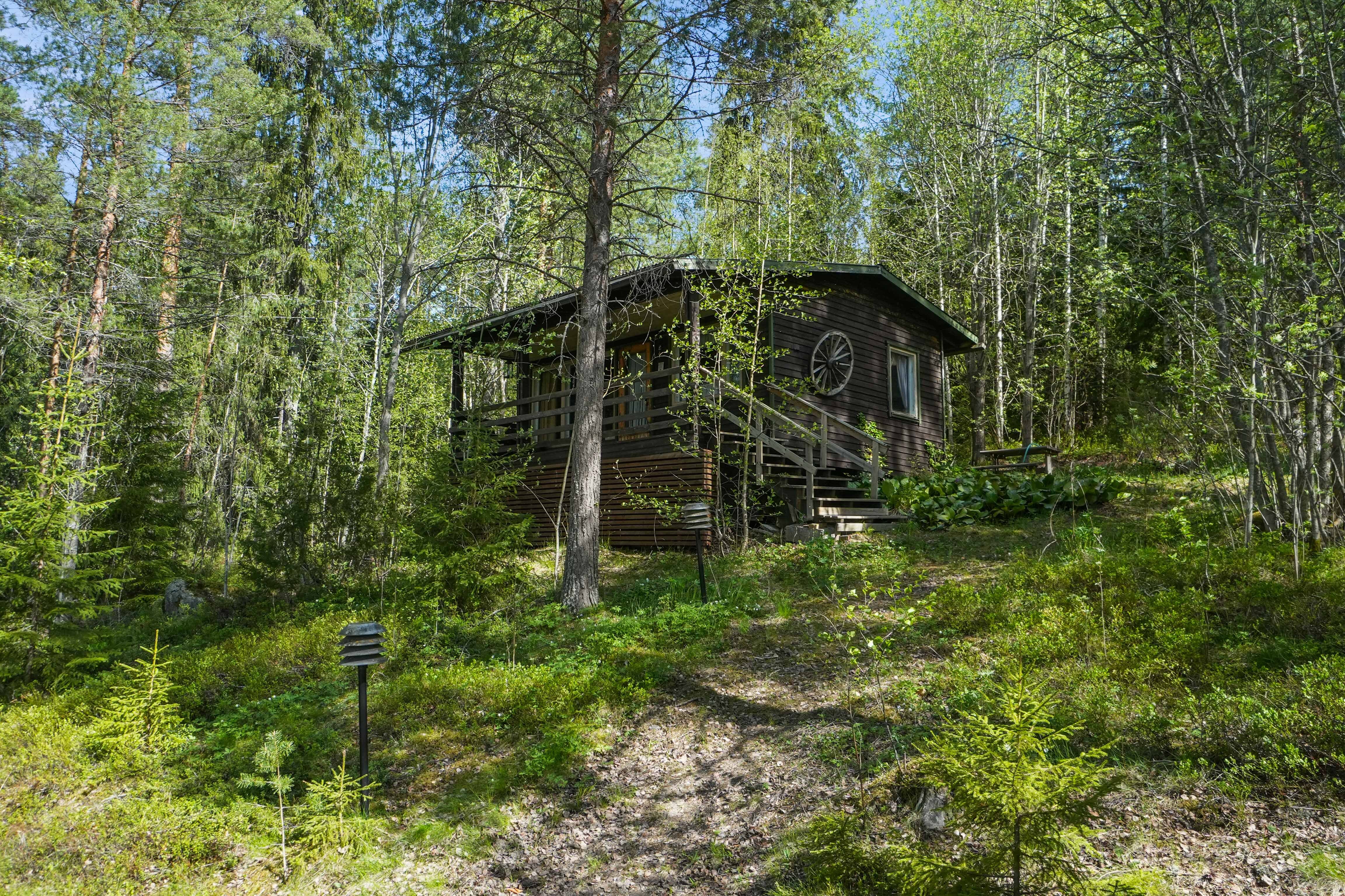 Näkymä saunalta mökille